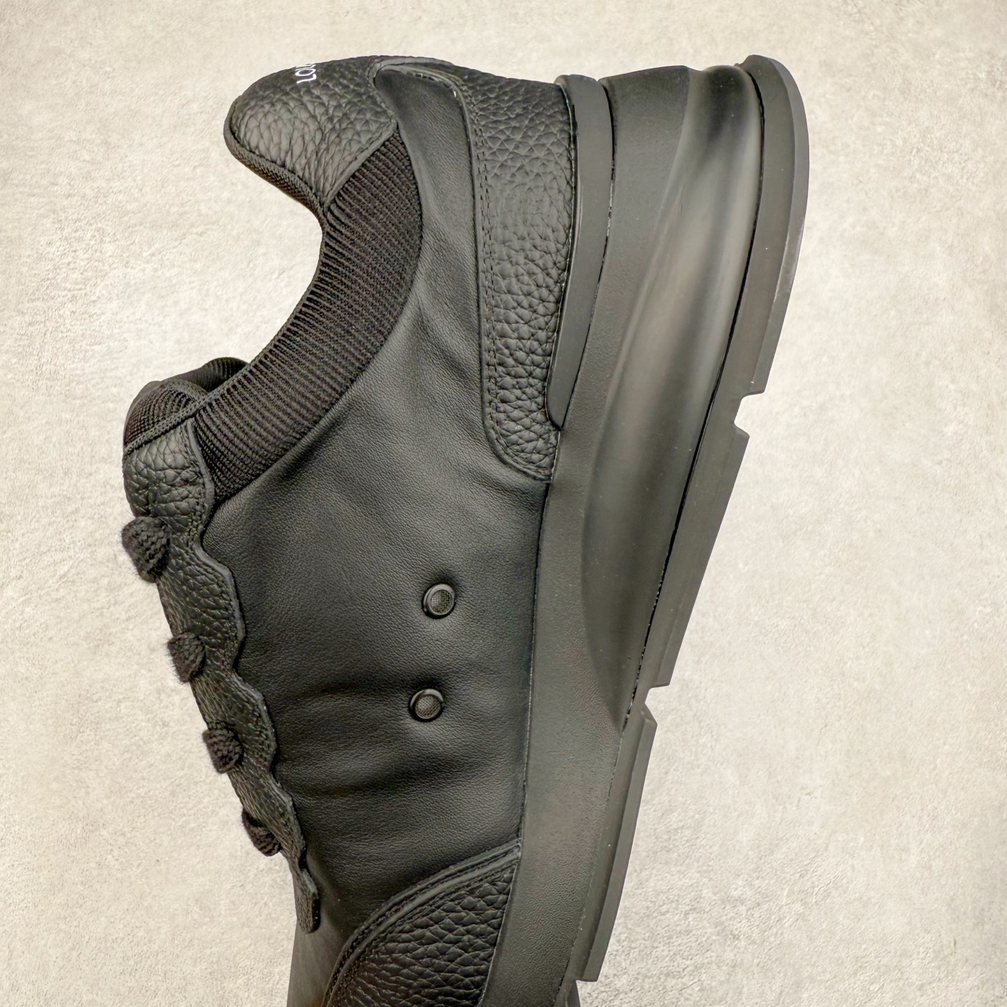 图片[7]-LOUIS VUITTON 2025 秋冬男士系列 Classic 牛皮革 圆头系带 低帮 生活休闲鞋 男女款 原版开发 市面唯一正确版本 原版购入开发 欢迎对比 这款Classic 运动鞋于 2025 秋冬男士系列初次亮相 以光滑牛皮革塑造考究设计 可轻松融入各式造型 瞩目 LV 字母标注鞋侧 轻盈橡胶外底点缀 Vuitton 标识 材料使用原版定制进口头层牛皮 内里使用原版进口透气网里 原版开模橡胶发泡材质大底 内增高4CM 尺码：39 40 41 42 43 44 45-选品中心