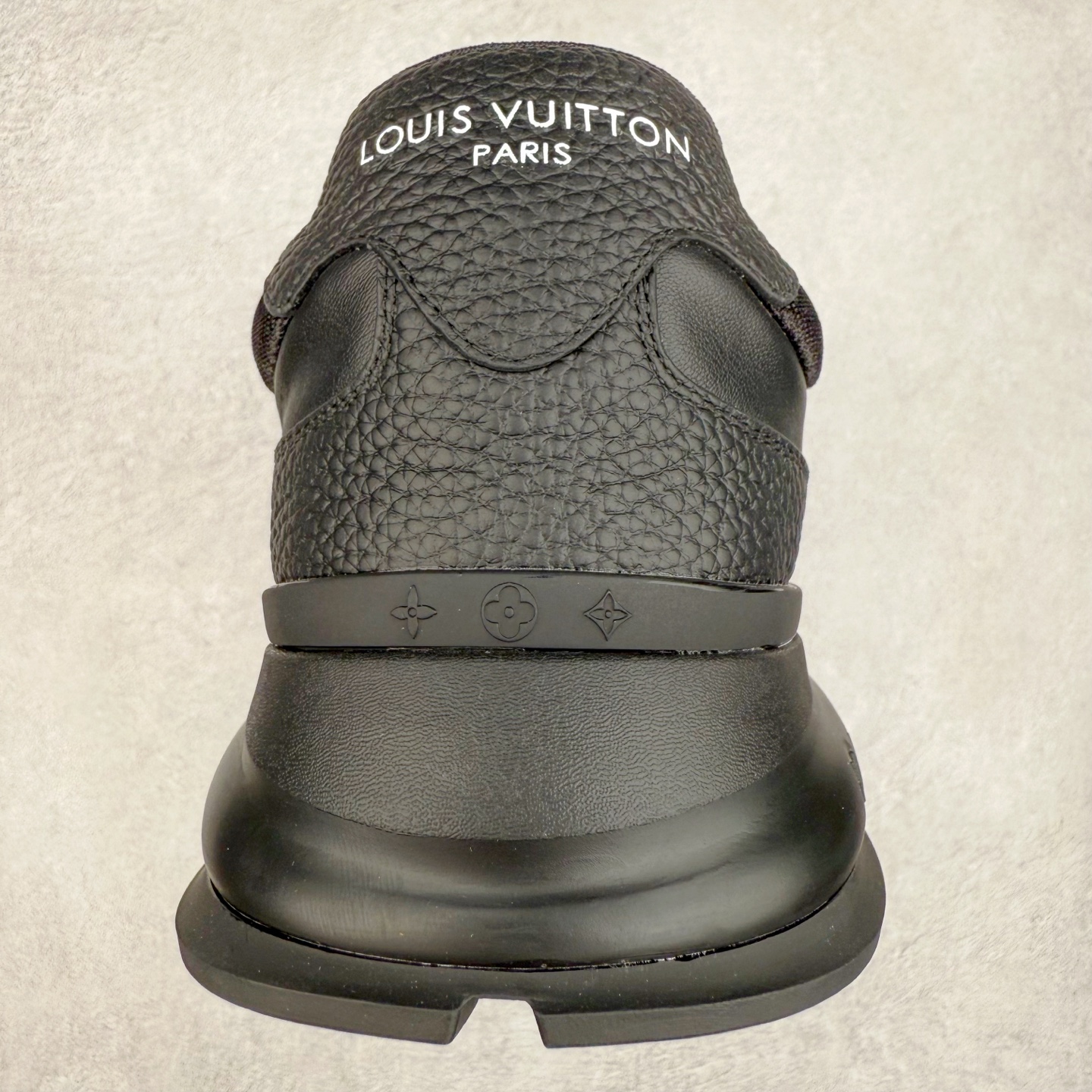 图片[8]-LOUIS VUITTON 2025 秋冬男士系列 Classic 牛皮革 圆头系带 低帮 生活休闲鞋 男女款 原版开发 市面唯一正确版本 原版购入开发 欢迎对比 这款Classic 运动鞋于 2025 秋冬男士系列初次亮相 以光滑牛皮革塑造考究设计 可轻松融入各式造型 瞩目 LV 字母标注鞋侧 轻盈橡胶外底点缀 Vuitton 标识 材料使用原版定制进口头层牛皮 内里使用原版进口透气网里 原版开模橡胶发泡材质大底 内增高4CM 尺码：39 40 41 42 43 44 45-选品中心
