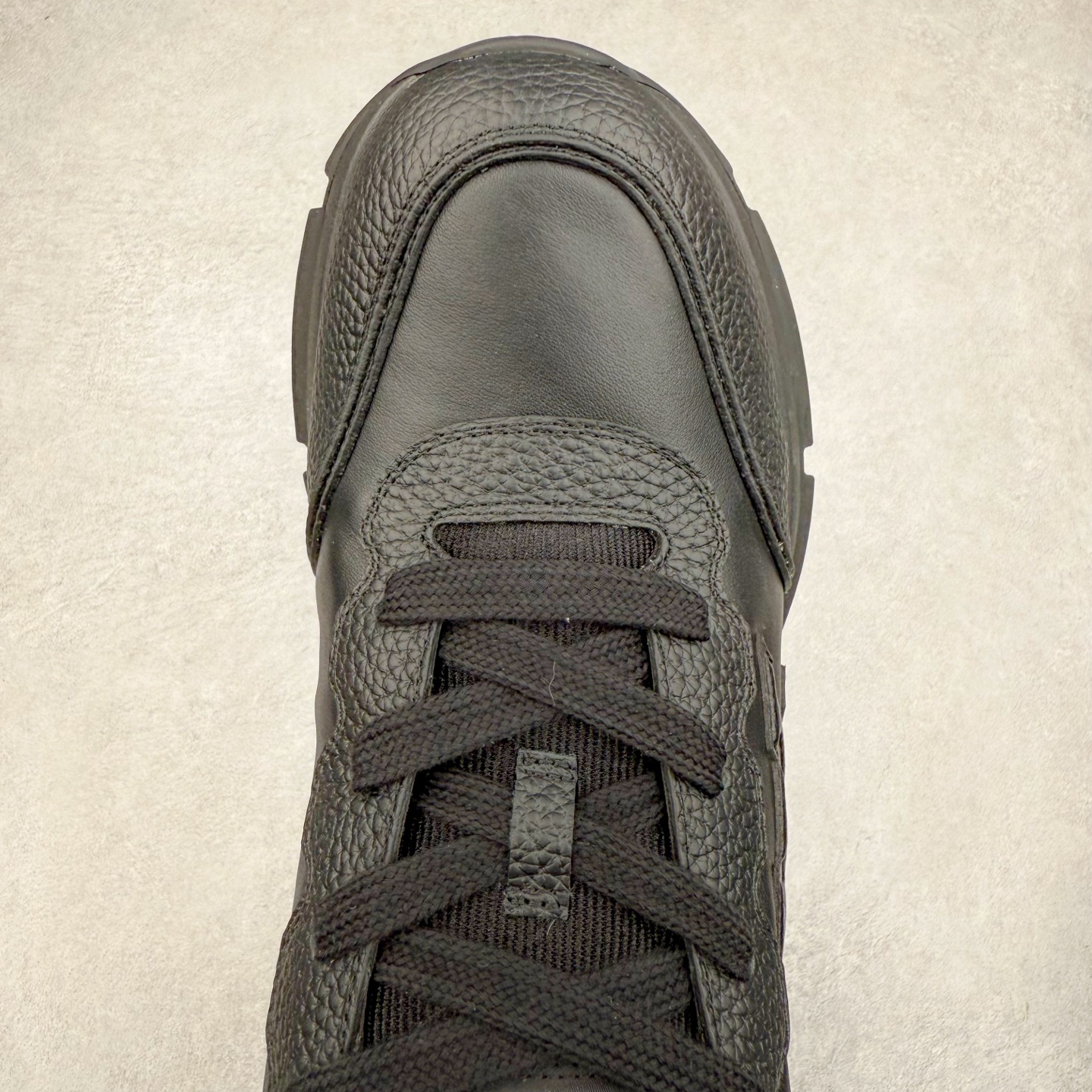 图片[4]-LOUIS VUITTON 2025 秋冬男士系列 Classic 牛皮革 圆头系带 低帮 生活休闲鞋 男女款 原版开发 市面唯一正确版本 原版购入开发 欢迎对比 这款Classic 运动鞋于 2025 秋冬男士系列初次亮相 以光滑牛皮革塑造考究设计 可轻松融入各式造型 瞩目 LV 字母标注鞋侧 轻盈橡胶外底点缀 Vuitton 标识 材料使用原版定制进口头层牛皮 内里使用原版进口透气网里 原版开模橡胶发泡材质大底 内增高4CM 尺码：39 40 41 42 43 44 45-选品中心