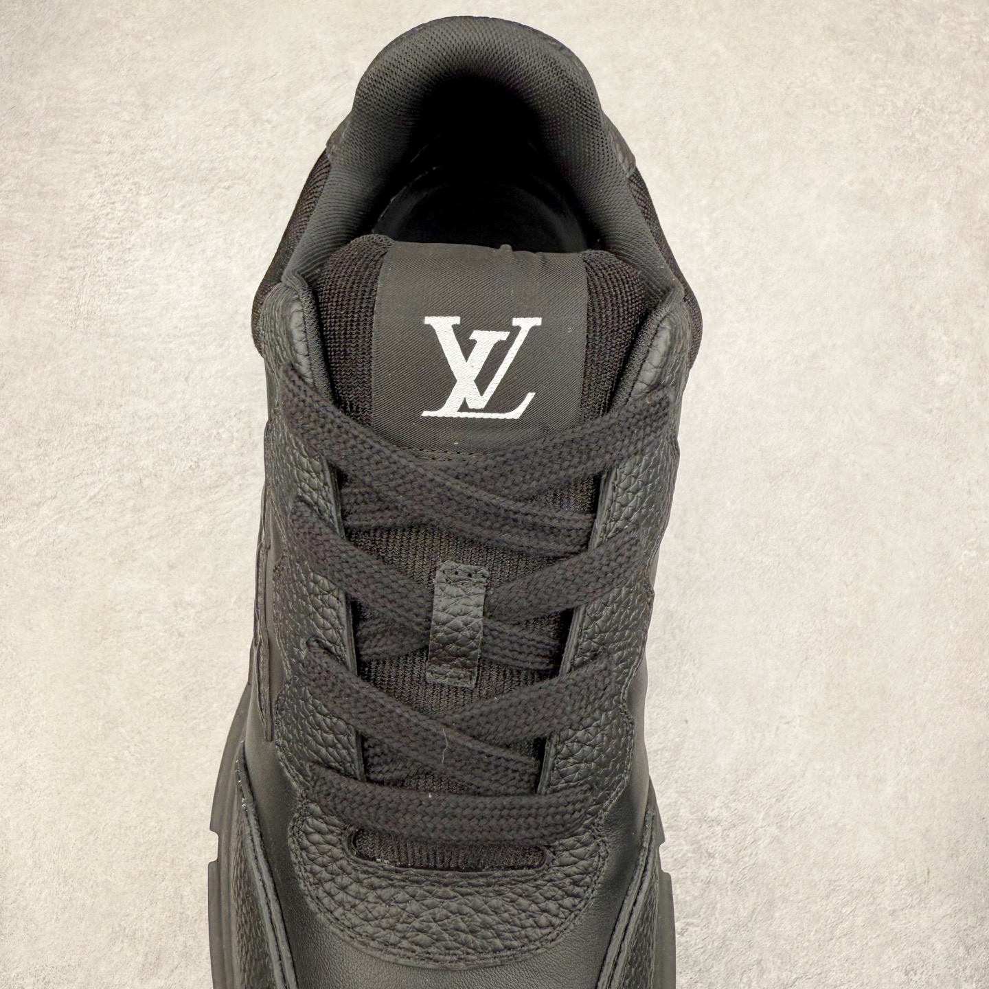 图片[5]-LOUIS VUITTON 2025 秋冬男士系列 Classic 牛皮革 圆头系带 低帮 生活休闲鞋 男女款 原版开发 市面唯一正确版本 原版购入开发 欢迎对比 这款Classic 运动鞋于 2025 秋冬男士系列初次亮相 以光滑牛皮革塑造考究设计 可轻松融入各式造型 瞩目 LV 字母标注鞋侧 轻盈橡胶外底点缀 Vuitton 标识 材料使用原版定制进口头层牛皮 内里使用原版进口透气网里 原版开模橡胶发泡材质大底 内增高4CM 尺码：39 40 41 42 43 44 45-选品中心
