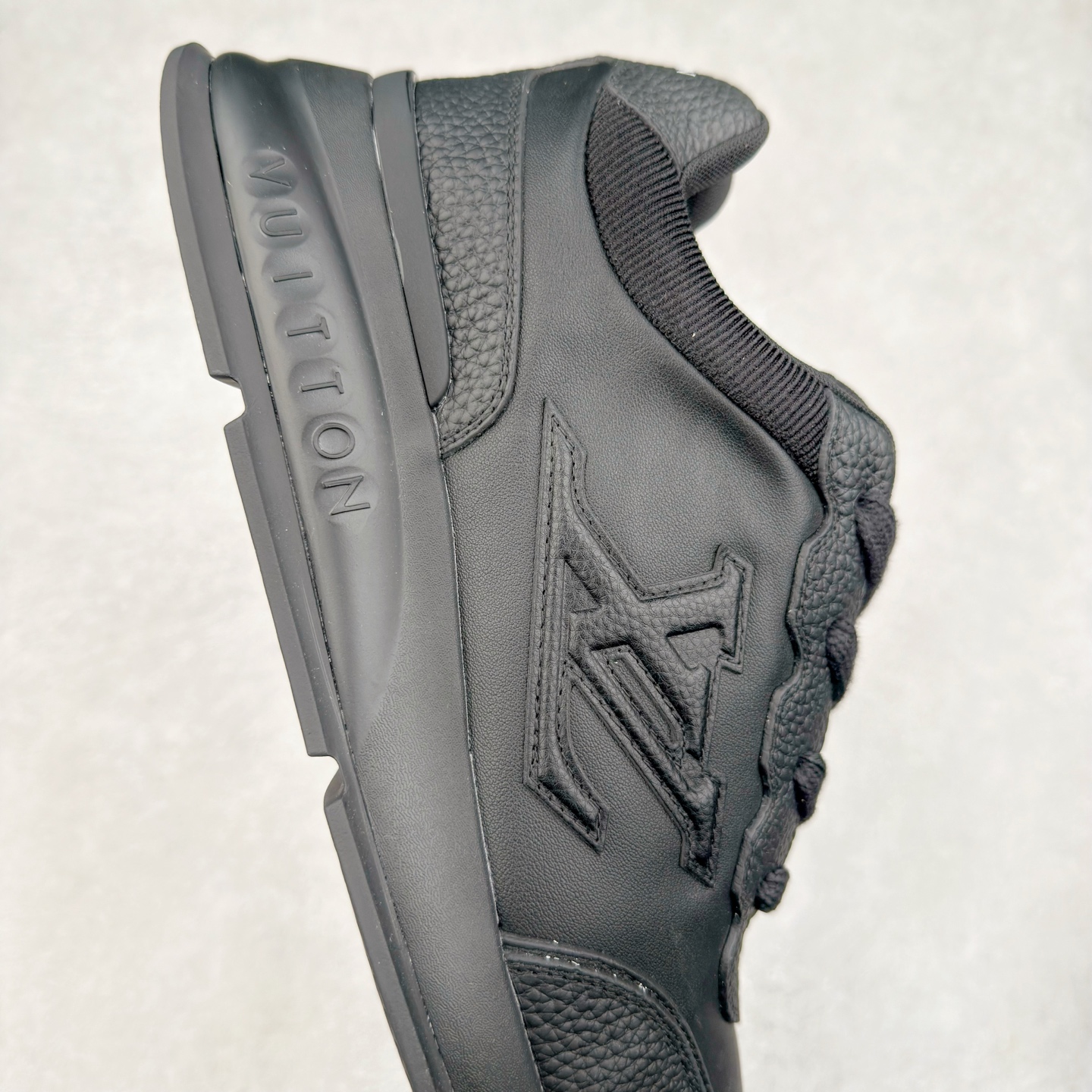 图片[6]-LOUIS VUITTON 2025 秋冬男士系列 Classic 牛皮革 圆头系带 低帮 生活休闲鞋 男女款 原版开发 市面唯一正确版本 原版购入开发 欢迎对比 这款Classic 运动鞋于 2025 秋冬男士系列初次亮相 以光滑牛皮革塑造考究设计 可轻松融入各式造型 瞩目 LV 字母标注鞋侧 轻盈橡胶外底点缀 Vuitton 标识 材料使用原版定制进口头层牛皮 内里使用原版进口透气网里 原版开模橡胶发泡材质大底 内增高4CM 尺码：39 40 41 42 43 44 45-选品中心