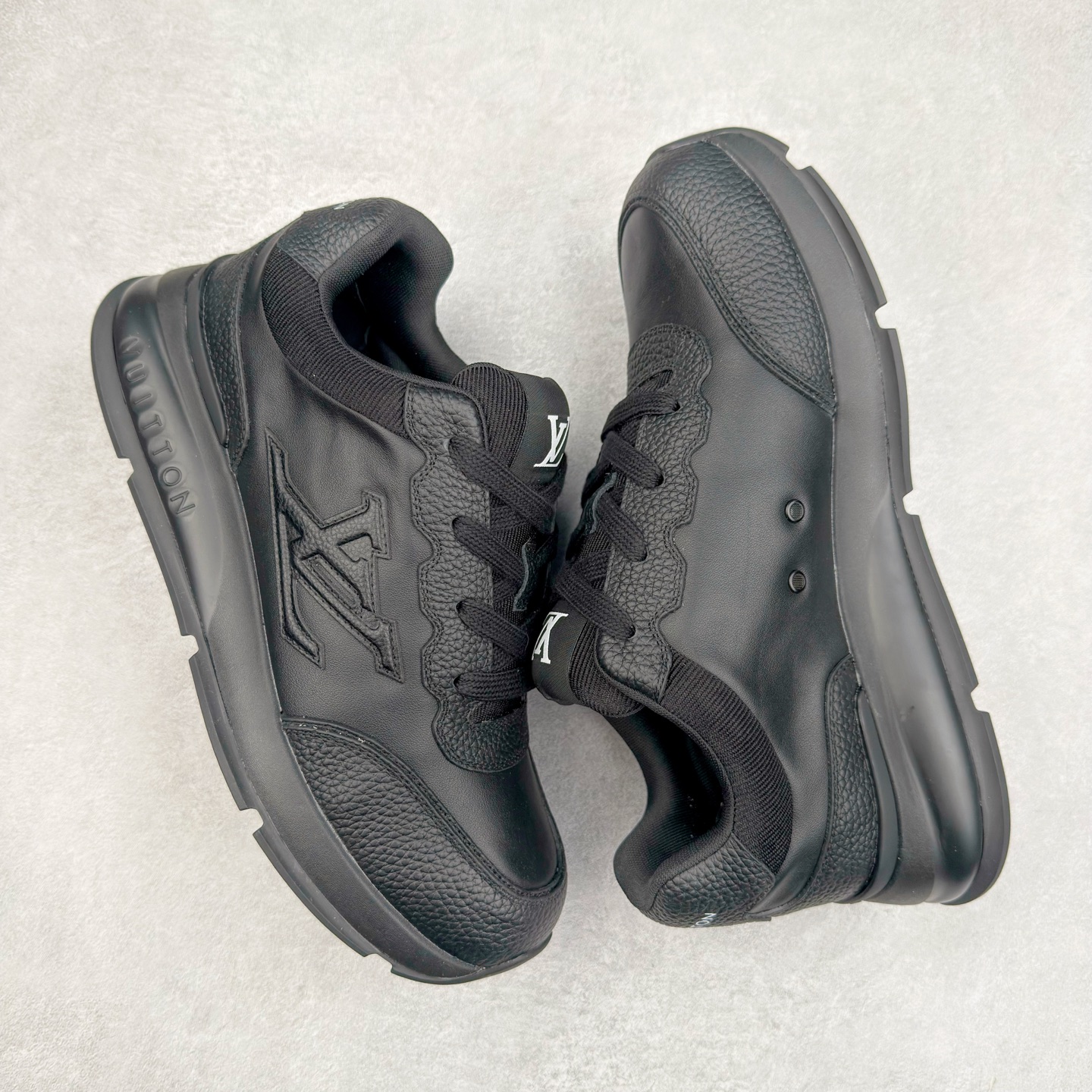 图片[3]-LOUIS VUITTON 2025 秋冬男士系列 Classic 牛皮革 圆头系带 低帮 生活休闲鞋 男女款 原版开发 市面唯一正确版本 原版购入开发 欢迎对比 这款Classic 运动鞋于 2025 秋冬男士系列初次亮相 以光滑牛皮革塑造考究设计 可轻松融入各式造型 瞩目 LV 字母标注鞋侧 轻盈橡胶外底点缀 Vuitton 标识 材料使用原版定制进口头层牛皮 内里使用原版进口透气网里 原版开模橡胶发泡材质大底 内增高4CM 尺码：39 40 41 42 43 44 45-选品中心