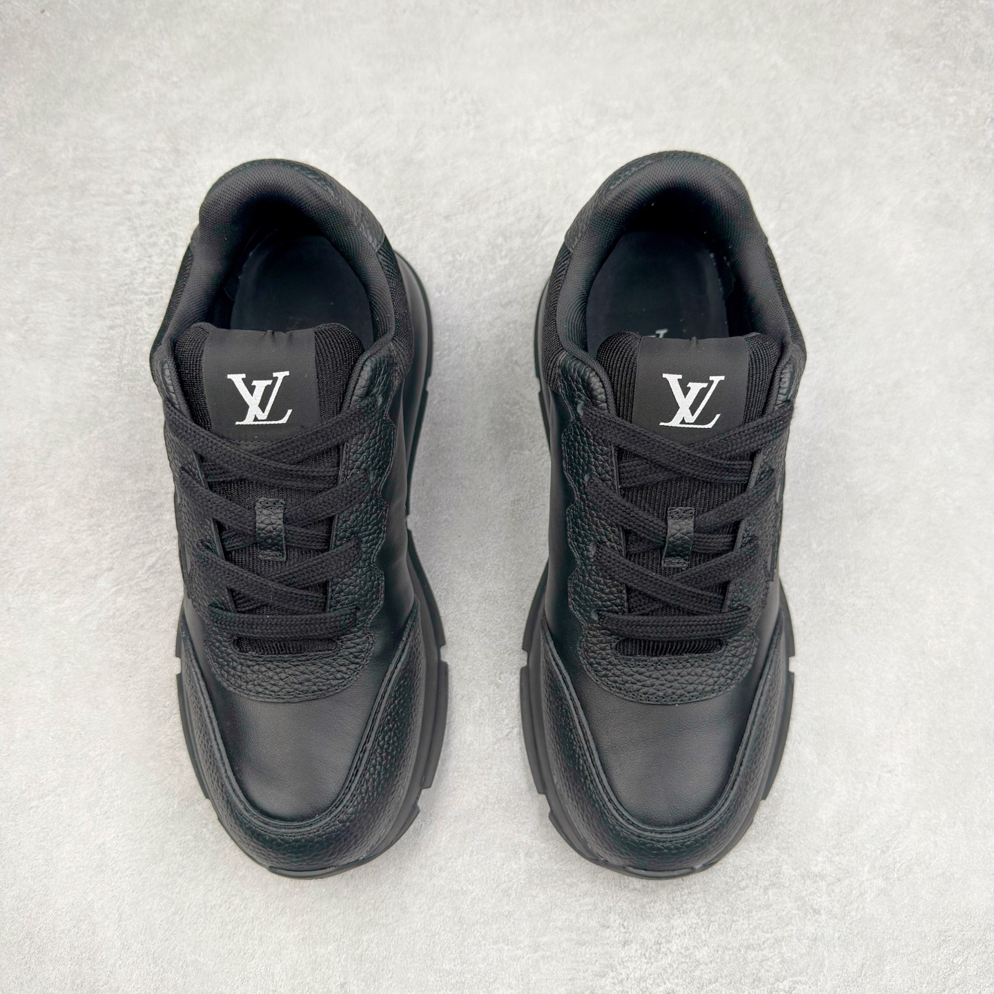 图片[2]-LOUIS VUITTON 2025 秋冬男士系列 Classic 牛皮革 圆头系带 低帮 生活休闲鞋 男女款 原版开发 市面唯一正确版本 原版购入开发 欢迎对比 这款Classic 运动鞋于 2025 秋冬男士系列初次亮相 以光滑牛皮革塑造考究设计 可轻松融入各式造型 瞩目 LV 字母标注鞋侧 轻盈橡胶外底点缀 Vuitton 标识 材料使用原版定制进口头层牛皮 内里使用原版进口透气网里 原版开模橡胶发泡材质大底 内增高4CM 尺码：39 40 41 42 43 44 45-选品中心