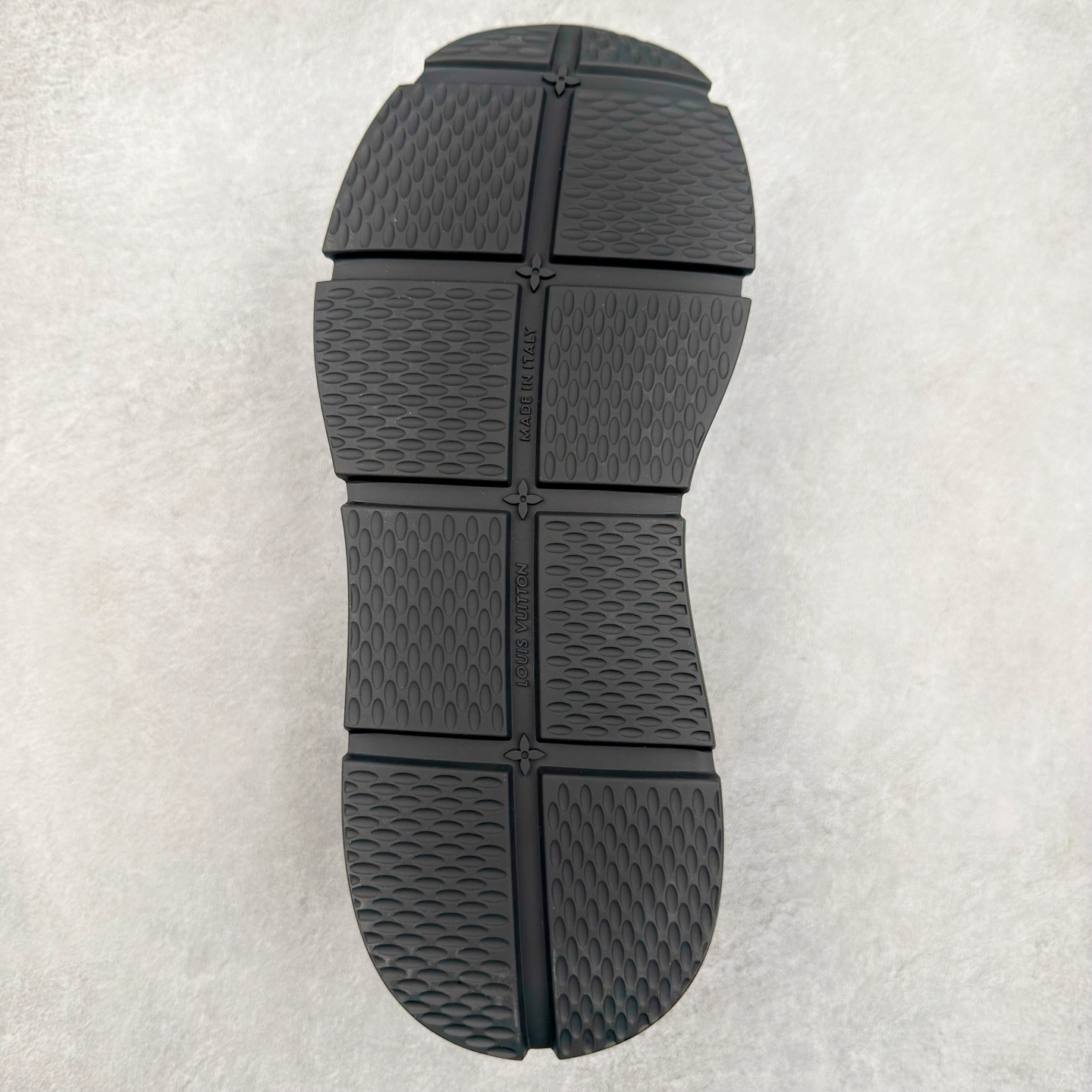 图片[9]-LOUIS VUITTON 2025 秋冬男士系列 Classic 牛皮革 圆头系带 低帮 生活休闲鞋 男女款 原版开发 市面唯一正确版本 原版购入开发 欢迎对比 这款Classic 运动鞋于 2025 秋冬男士系列初次亮相 以光滑牛皮革塑造考究设计 可轻松融入各式造型 瞩目 LV 字母标注鞋侧 轻盈橡胶外底点缀 Vuitton 标识 材料使用原版定制进口头层牛皮 内里使用原版进口透气网里 原版开模橡胶发泡材质大底 内增高4CM 尺码：39 40 41 42 43 44 45-选品中心