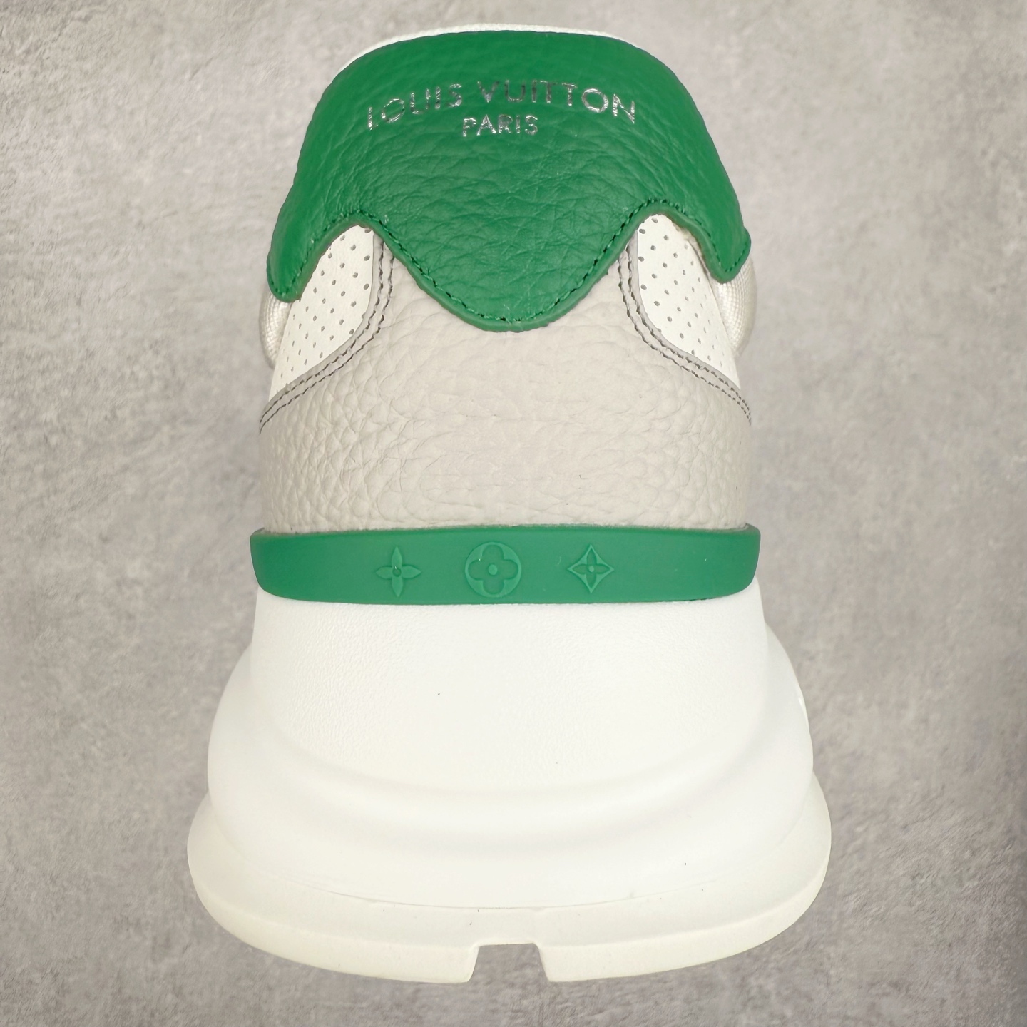 图片[8]-LOUIS VUITTON 2025 秋冬男士系列 Classic 牛皮革 圆头系带 低帮 生活休闲鞋 男女款 原版开发 市面唯一正确版本 原版购入开发 欢迎对比 这款Classic 运动鞋于 2025 秋冬男士系列初次亮相 以光滑牛皮革塑造考究设计 可轻松融入各式造型 瞩目 LV 字母标注鞋侧 轻盈橡胶外底点缀 Vuitton 标识 材料使用原版定制进口头层牛皮 内里使用原版进口透气网里 原版开模橡胶发泡材质大底 内增高4CM 尺码：39 40 41 42 43 44 45-选品中心