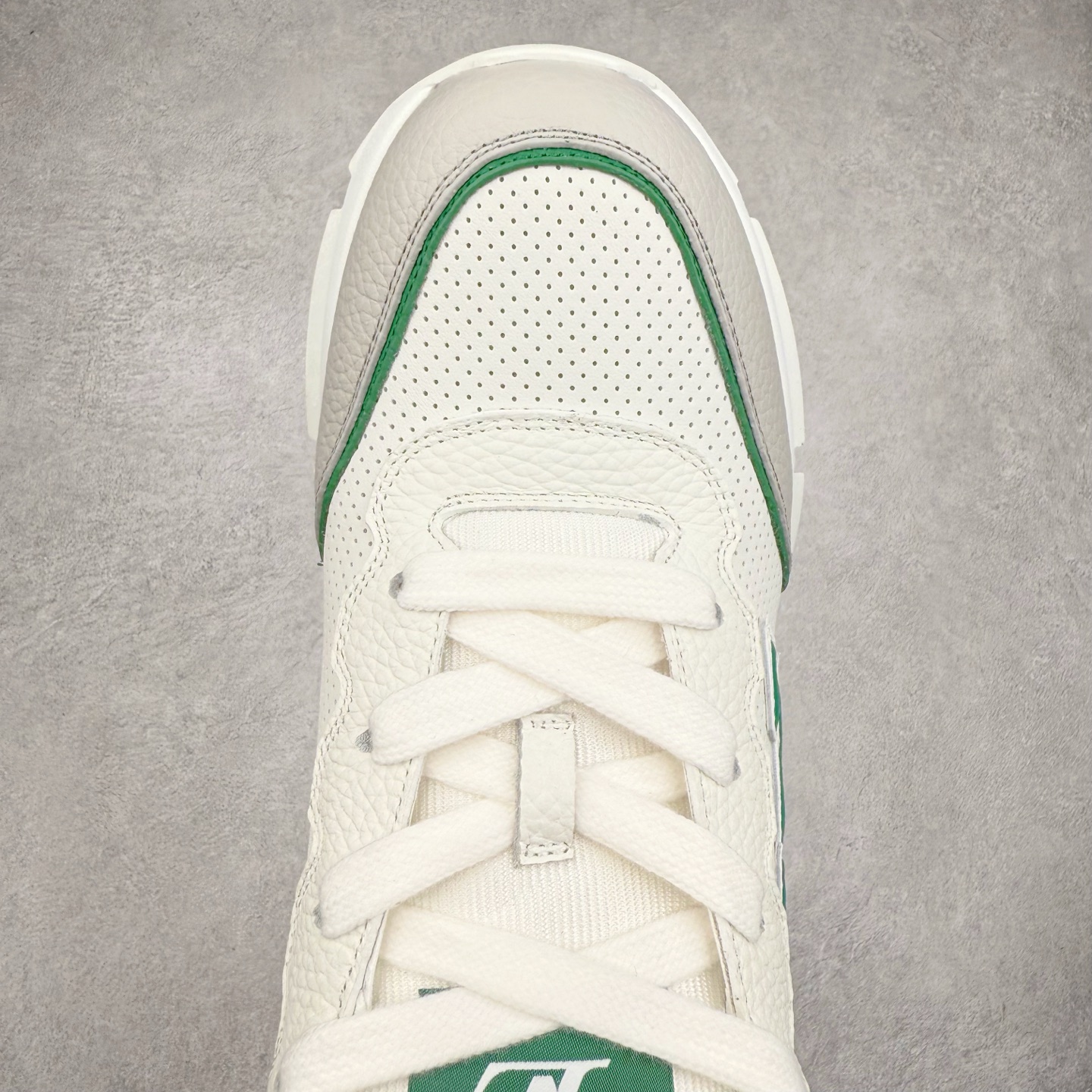 图片[4]-LOUIS VUITTON 2025 秋冬男士系列 Classic 牛皮革 圆头系带 低帮 生活休闲鞋 男女款 原版开发 市面唯一正确版本 原版购入开发 欢迎对比 这款Classic 运动鞋于 2025 秋冬男士系列初次亮相 以光滑牛皮革塑造考究设计 可轻松融入各式造型 瞩目 LV 字母标注鞋侧 轻盈橡胶外底点缀 Vuitton 标识 材料使用原版定制进口头层牛皮 内里使用原版进口透气网里 原版开模橡胶发泡材质大底 内增高4CM 尺码：39 40 41 42 43 44 45-选品中心