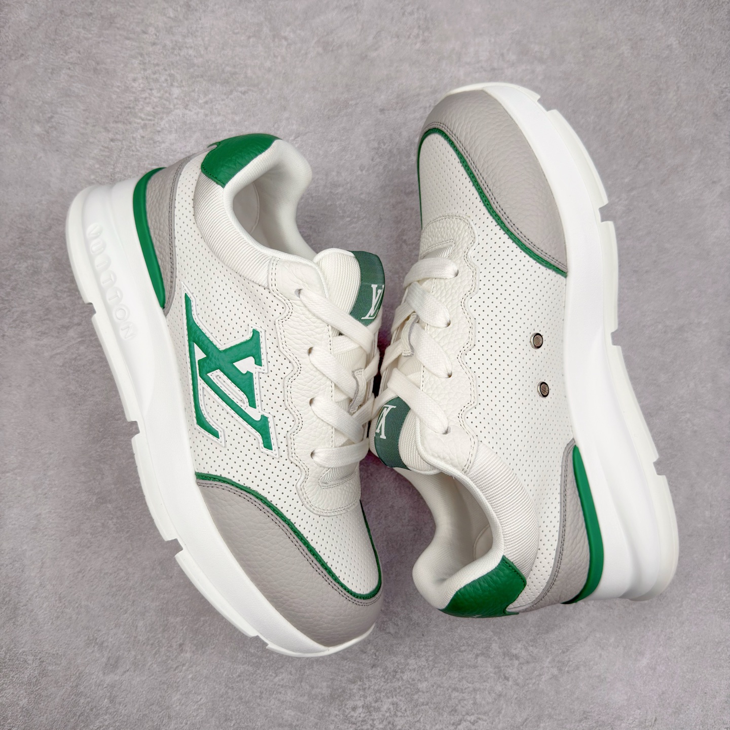 图片[3]-LOUIS VUITTON 2025 秋冬男士系列 Classic 牛皮革 圆头系带 低帮 生活休闲鞋 男女款 原版开发 市面唯一正确版本 原版购入开发 欢迎对比 这款Classic 运动鞋于 2025 秋冬男士系列初次亮相 以光滑牛皮革塑造考究设计 可轻松融入各式造型 瞩目 LV 字母标注鞋侧 轻盈橡胶外底点缀 Vuitton 标识 材料使用原版定制进口头层牛皮 内里使用原版进口透气网里 原版开模橡胶发泡材质大底 内增高4CM 尺码：39 40 41 42 43 44 45-选品中心