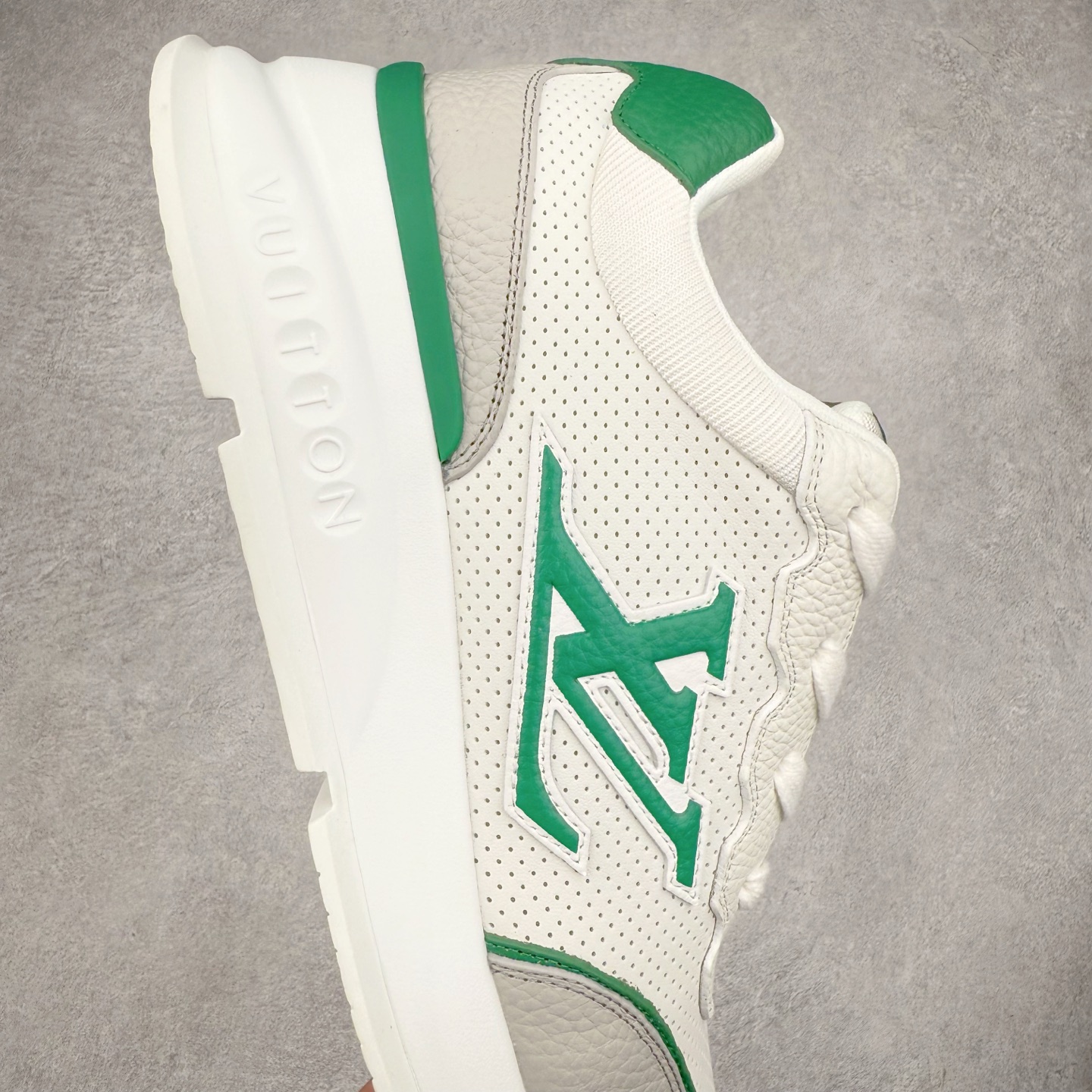 图片[6]-LOUIS VUITTON 2025 秋冬男士系列 Classic 牛皮革 圆头系带 低帮 生活休闲鞋 男女款 原版开发 市面唯一正确版本 原版购入开发 欢迎对比 这款Classic 运动鞋于 2025 秋冬男士系列初次亮相 以光滑牛皮革塑造考究设计 可轻松融入各式造型 瞩目 LV 字母标注鞋侧 轻盈橡胶外底点缀 Vuitton 标识 材料使用原版定制进口头层牛皮 内里使用原版进口透气网里 原版开模橡胶发泡材质大底 内增高4CM 尺码：39 40 41 42 43 44 45-选品中心