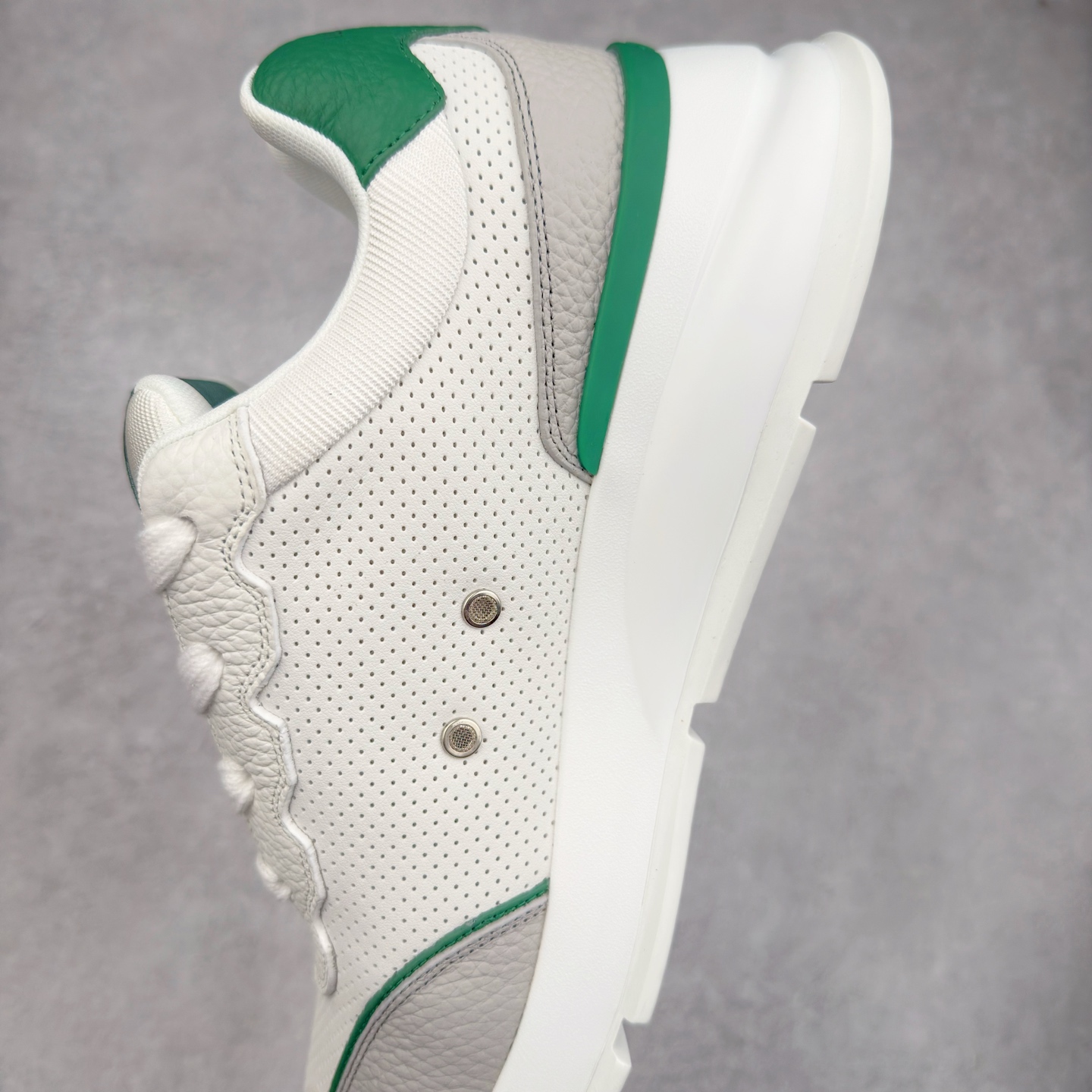 图片[7]-LOUIS VUITTON 2025 秋冬男士系列 Classic 牛皮革 圆头系带 低帮 生活休闲鞋 男女款 原版开发 市面唯一正确版本 原版购入开发 欢迎对比 这款Classic 运动鞋于 2025 秋冬男士系列初次亮相 以光滑牛皮革塑造考究设计 可轻松融入各式造型 瞩目 LV 字母标注鞋侧 轻盈橡胶外底点缀 Vuitton 标识 材料使用原版定制进口头层牛皮 内里使用原版进口透气网里 原版开模橡胶发泡材质大底 内增高4CM 尺码：39 40 41 42 43 44 45-选品中心