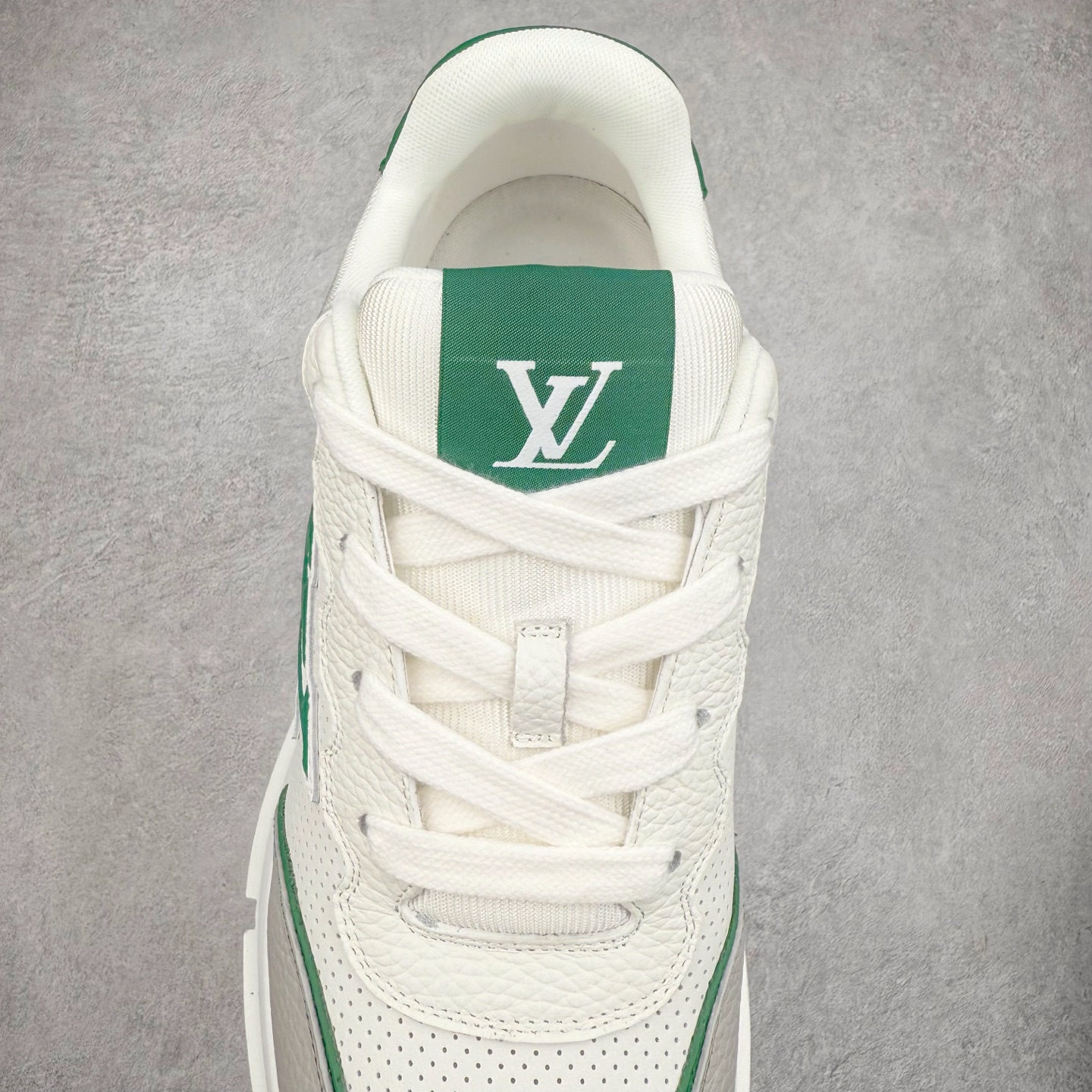 图片[5]-LOUIS VUITTON 2025 秋冬男士系列 Classic 牛皮革 圆头系带 低帮 生活休闲鞋 男女款 原版开发 市面唯一正确版本 原版购入开发 欢迎对比 这款Classic 运动鞋于 2025 秋冬男士系列初次亮相 以光滑牛皮革塑造考究设计 可轻松融入各式造型 瞩目 LV 字母标注鞋侧 轻盈橡胶外底点缀 Vuitton 标识 材料使用原版定制进口头层牛皮 内里使用原版进口透气网里 原版开模橡胶发泡材质大底 内增高4CM 尺码：39 40 41 42 43 44 45-选品中心