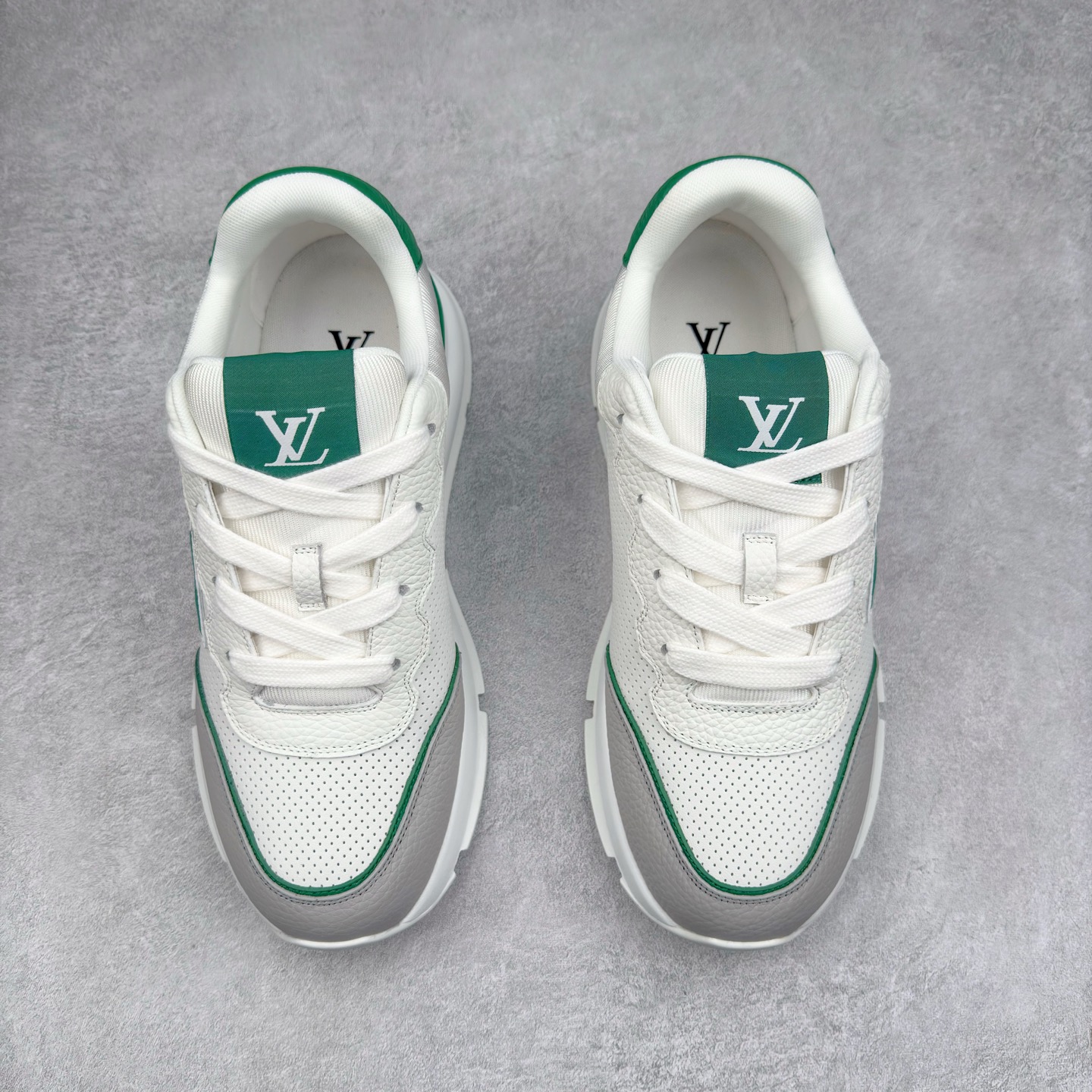 图片[2]-LOUIS VUITTON 2025 秋冬男士系列 Classic 牛皮革 圆头系带 低帮 生活休闲鞋 男女款 原版开发 市面唯一正确版本 原版购入开发 欢迎对比 这款Classic 运动鞋于 2025 秋冬男士系列初次亮相 以光滑牛皮革塑造考究设计 可轻松融入各式造型 瞩目 LV 字母标注鞋侧 轻盈橡胶外底点缀 Vuitton 标识 材料使用原版定制进口头层牛皮 内里使用原版进口透气网里 原版开模橡胶发泡材质大底 内增高4CM 尺码：39 40 41 42 43 44 45-选品中心