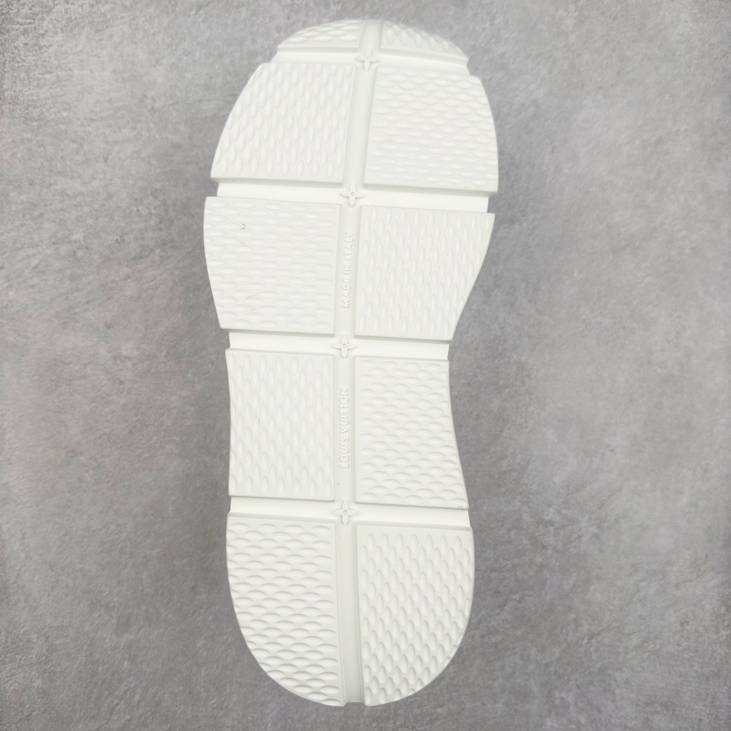 图片[9]-LOUIS VUITTON 2025 秋冬男士系列 Classic 牛皮革 圆头系带 低帮 生活休闲鞋 男女款 原版开发 市面唯一正确版本 原版购入开发 欢迎对比 这款Classic 运动鞋于 2025 秋冬男士系列初次亮相 以光滑牛皮革塑造考究设计 可轻松融入各式造型 瞩目 LV 字母标注鞋侧 轻盈橡胶外底点缀 Vuitton 标识 材料使用原版定制进口头层牛皮 内里使用原版进口透气网里 原版开模橡胶发泡材质大底 内增高4CM 尺码：39 40 41 42 43 44 45-选品中心