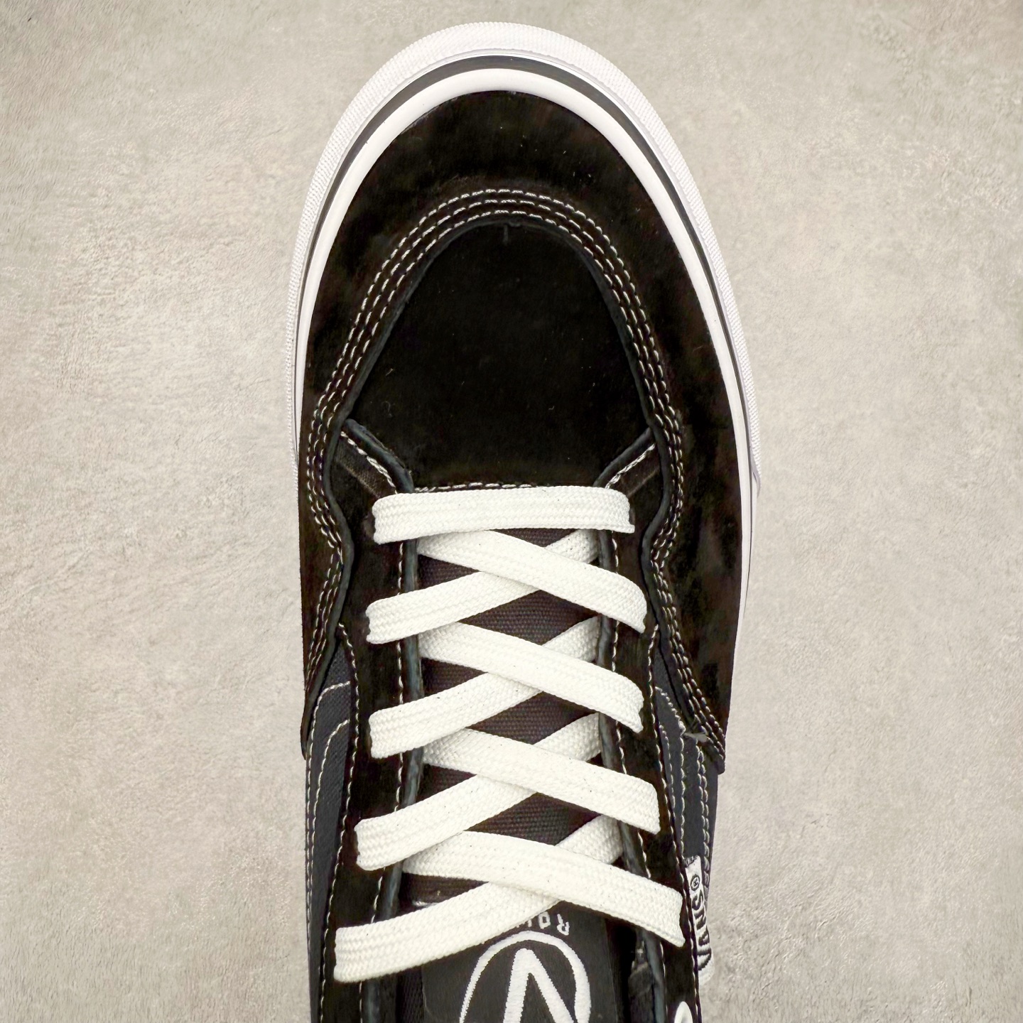 图片[4]-Vans Skate Rowan Pro 黑白 经典百搭 轻便舒适专业滑板鞋 鞋底处的小心机脚能很好的释放脚底压力 货号：VN0A5JICBIQ 尺码：35 36 36.5 37 38 38.5 39 40 40.5 41 42 42.5 43 44 工艺：硫化1：1（重量1：1、真标、原钢印、材质标、鞋型标、合格证）-选品中心