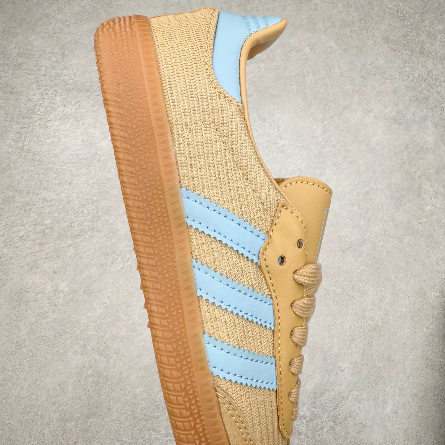 图片[6]-AD Original Samba OG 复古经典轻便板鞋 JR8168 这款桑巴鞋展示了高质量的工艺 带有装饰的超锁缝制和无缝的手感 柔软、柔软的皮革造型和标志性的3条纹完成了精致的外观 正规合身鞋带 鞋面上有绒面鞋垫 橡胶鞋底 享受正畸套筒软感 自50年代首次亮相以来就一直在赢得粉丝的青睐 尺码：36 36.5 37.5 38 38.5 39 40 40.5 41 42 42.5 43 44 44.5 45-选品中心