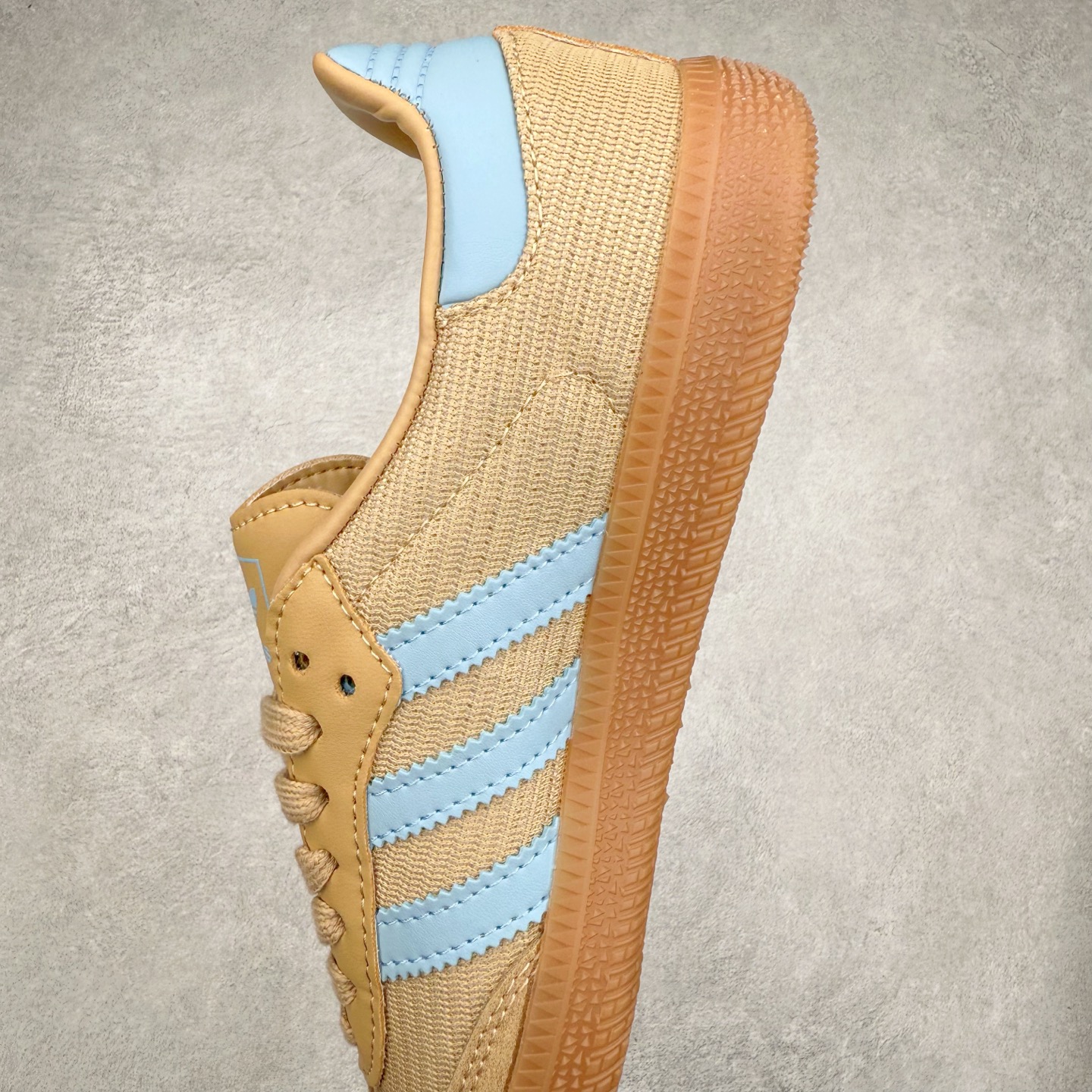 图片[7]-AD Original Samba OG 复古经典轻便板鞋 JR8168 这款桑巴鞋展示了高质量的工艺 带有装饰的超锁缝制和无缝的手感 柔软、柔软的皮革造型和标志性的3条纹完成了精致的外观 正规合身鞋带 鞋面上有绒面鞋垫 橡胶鞋底 享受正畸套筒软感 自50年代首次亮相以来就一直在赢得粉丝的青睐 尺码：36 36.5 37.5 38 38.5 39 40 40.5 41 42 42.5 43 44 44.5 45-选品中心