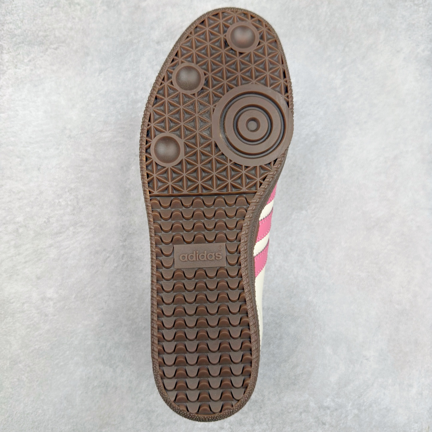 图片[9]-AD Original Samba OG 复古经典轻便板鞋 IG1962 这款桑巴鞋展示了高质量的工艺 带有装饰的超锁缝制和无缝的手感 柔软、柔软的皮革造型和标志性的3条纹完成了精致的外观 正规合身鞋带 鞋面上有绒面鞋垫 橡胶鞋底 享受正畸套筒软感 自50年代首次亮相以来就一直在赢得粉丝的青睐 尺码：36 36.5 37.5 38 38.5 39 40 40.5 41 42 42.5 43 44 44.5 45-选品中心