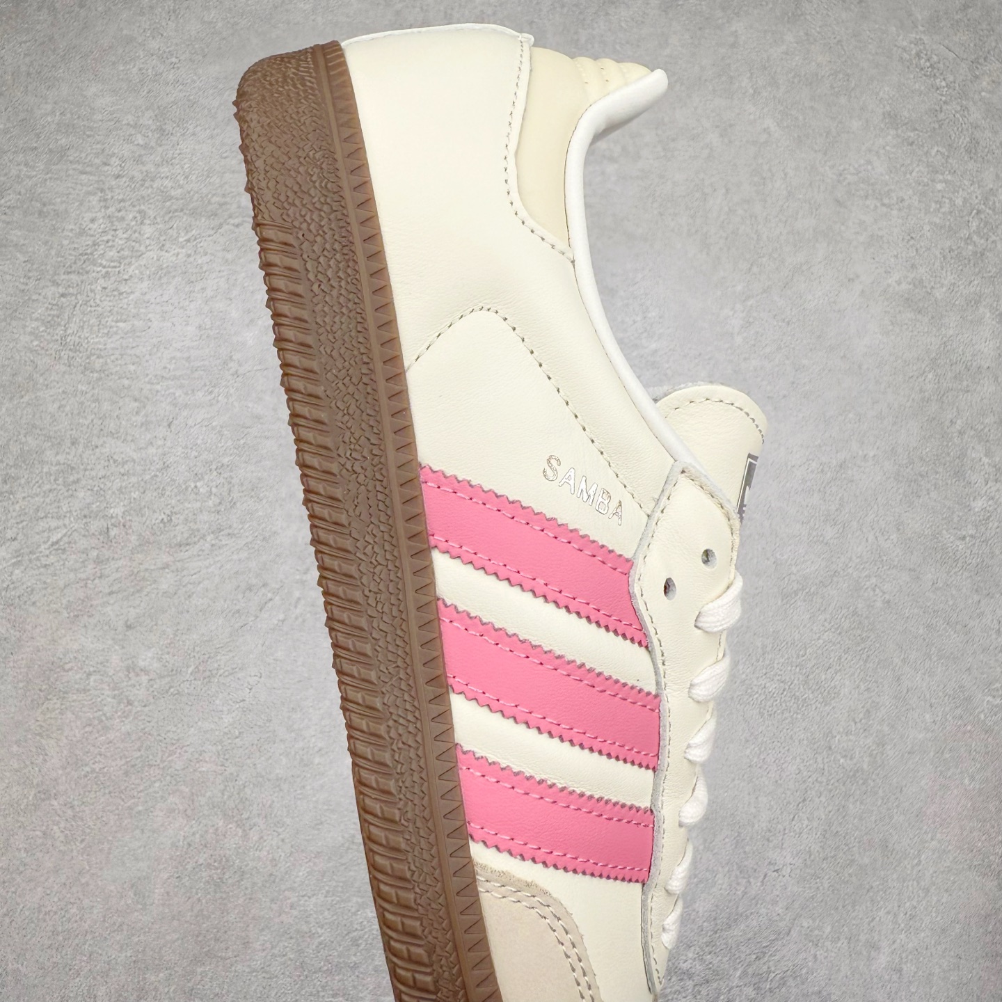 图片[6]-AD Original Samba OG 复古经典轻便板鞋 IG1962 这款桑巴鞋展示了高质量的工艺 带有装饰的超锁缝制和无缝的手感 柔软、柔软的皮革造型和标志性的3条纹完成了精致的外观 正规合身鞋带 鞋面上有绒面鞋垫 橡胶鞋底 享受正畸套筒软感 自50年代首次亮相以来就一直在赢得粉丝的青睐 尺码：36 36.5 37.5 38 38.5 39 40 40.5 41 42 42.5 43 44 44.5 45-选品中心