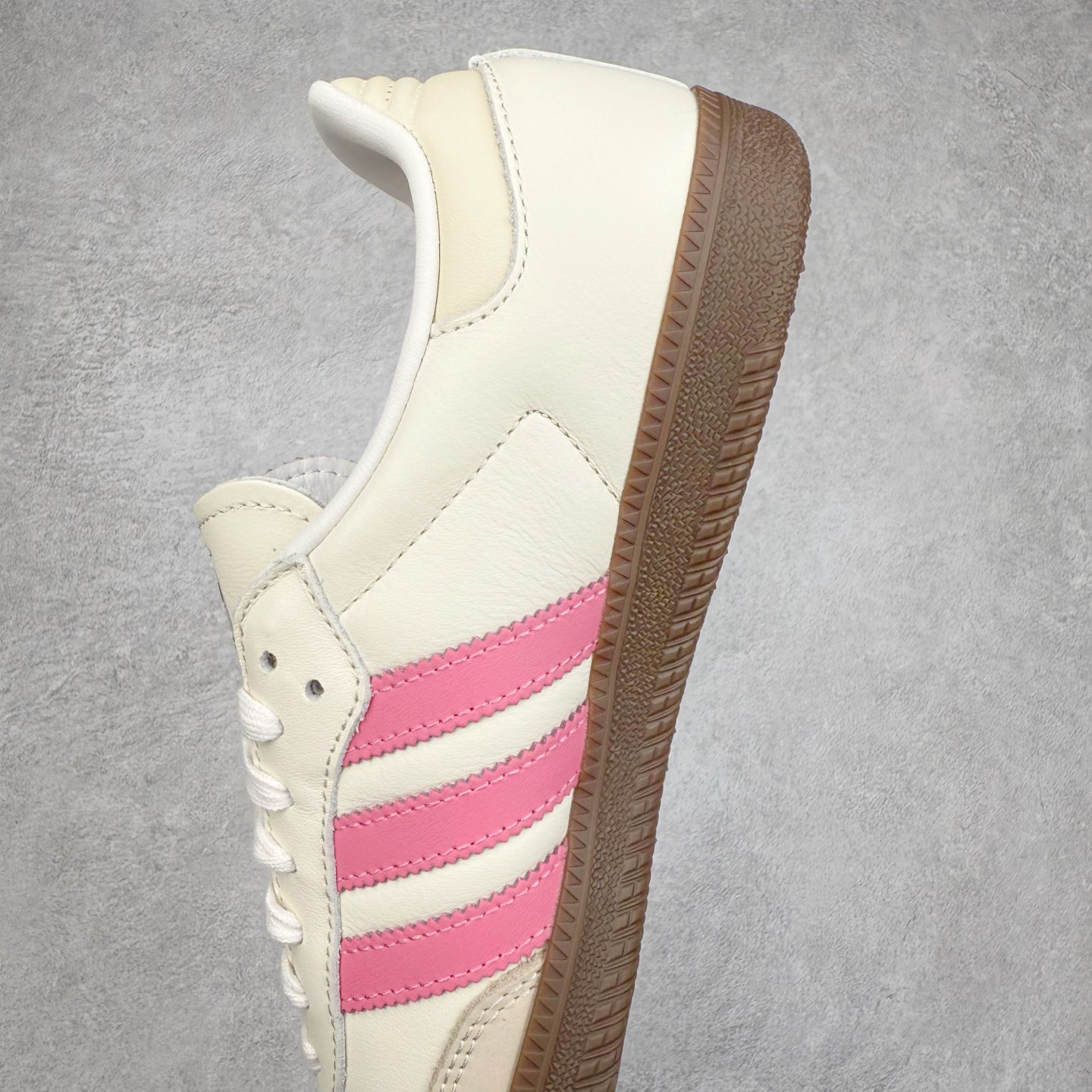 图片[7]-AD Original Samba OG 复古经典轻便板鞋 IG1962 这款桑巴鞋展示了高质量的工艺 带有装饰的超锁缝制和无缝的手感 柔软、柔软的皮革造型和标志性的3条纹完成了精致的外观 正规合身鞋带 鞋面上有绒面鞋垫 橡胶鞋底 享受正畸套筒软感 自50年代首次亮相以来就一直在赢得粉丝的青睐 尺码：36 36.5 37.5 38 38.5 39 40 40.5 41 42 42.5 43 44 44.5 45-选品中心