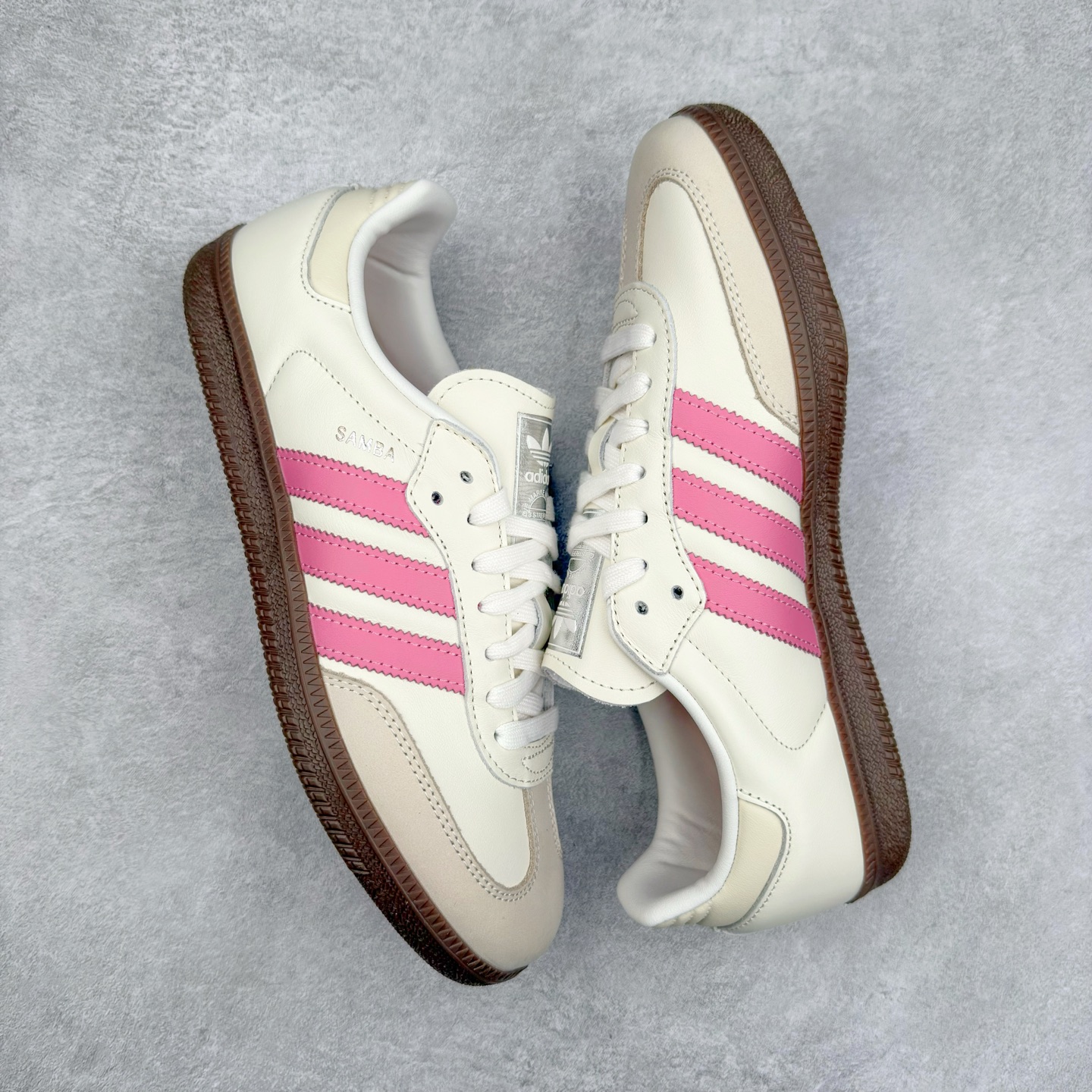 图片[3]-AD Original Samba OG 复古经典轻便板鞋 IG1962 这款桑巴鞋展示了高质量的工艺 带有装饰的超锁缝制和无缝的手感 柔软、柔软的皮革造型和标志性的3条纹完成了精致的外观 正规合身鞋带 鞋面上有绒面鞋垫 橡胶鞋底 享受正畸套筒软感 自50年代首次亮相以来就一直在赢得粉丝的青睐 尺码：36 36.5 37.5 38 38.5 39 40 40.5 41 42 42.5 43 44 44.5 45-选品中心