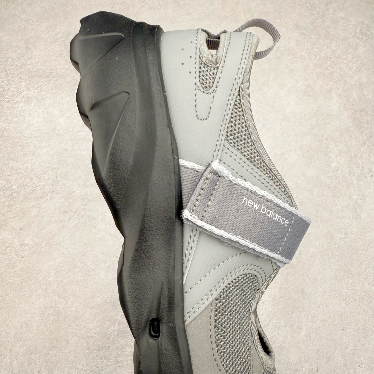 图片[6]-New Balance NB Breeze SD2202 舒适百搭 玛丽珍防滑耐磨低帮生活休闲鞋 随着潮流风向的转变，玛丽珍鞋赛道成为各大球鞋品牌竞相角逐的热门领域，这无疑为我们带来了更多样化的选择空间。这不，就在近日，New Balance 宣布将再度推出 New Balance BREEZE SD2202 鞋型的新配色。在鞋型方面，它有着标准的玛丽珍鞋外观，采用魔术贴取代了一般球鞋的鞋带系统，NB 的徽标也设置于此。鞋面正上方有大面积镂空设计，仔细观察，中底橡胶区域同样设有小孔，进一步增强了透气性。尺码：36 37 37.5 38 38.5 39 40-选品中心