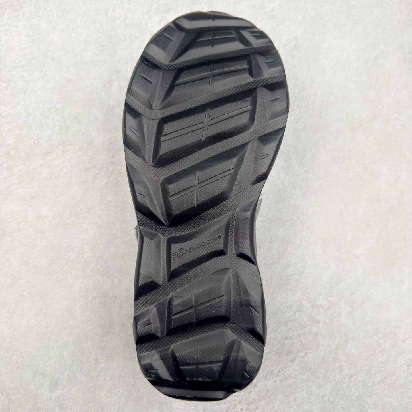 图片[9]-New Balance NB Breeze SD2202 舒适百搭 玛丽珍防滑耐磨低帮生活休闲鞋 随着潮流风向的转变，玛丽珍鞋赛道成为各大球鞋品牌竞相角逐的热门领域，这无疑为我们带来了更多样化的选择空间。这不，就在近日，New Balance 宣布将再度推出 New Balance BREEZE SD2202 鞋型的新配色。在鞋型方面，它有着标准的玛丽珍鞋外观，采用魔术贴取代了一般球鞋的鞋带系统，NB 的徽标也设置于此。鞋面正上方有大面积镂空设计，仔细观察，中底橡胶区域同样设有小孔，进一步增强了透气性。尺码：36 37 37.5 38 38.5 39 40-选品中心