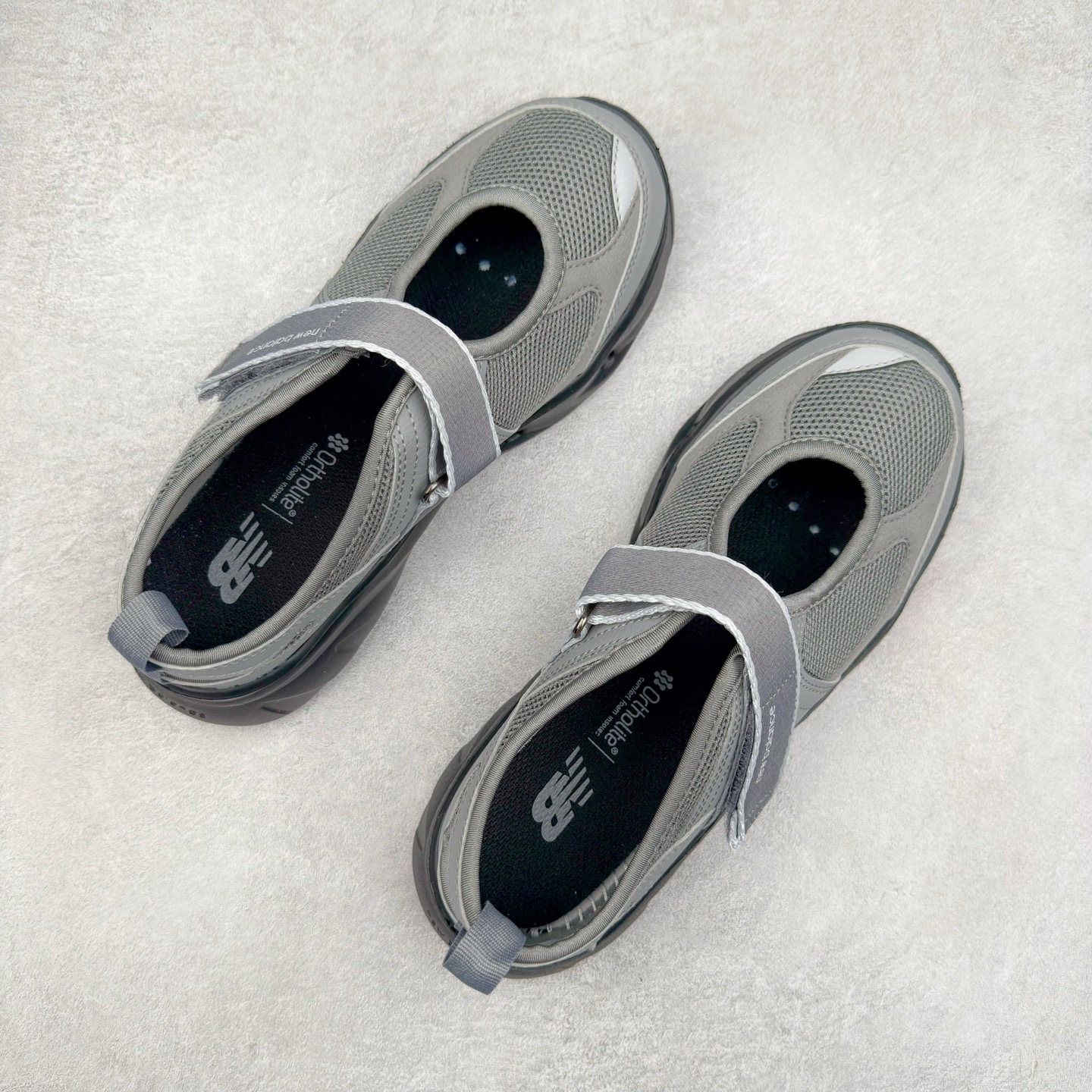 图片[3]-New Balance NB Breeze SD2202 舒适百搭 玛丽珍防滑耐磨低帮生活休闲鞋 随着潮流风向的转变，玛丽珍鞋赛道成为各大球鞋品牌竞相角逐的热门领域，这无疑为我们带来了更多样化的选择空间。这不，就在近日，New Balance 宣布将再度推出 New Balance BREEZE SD2202 鞋型的新配色。在鞋型方面，它有着标准的玛丽珍鞋外观，采用魔术贴取代了一般球鞋的鞋带系统，NB 的徽标也设置于此。鞋面正上方有大面积镂空设计，仔细观察，中底橡胶区域同样设有小孔，进一步增强了透气性。尺码：36 37 37.5 38 38.5 39 40-选品中心