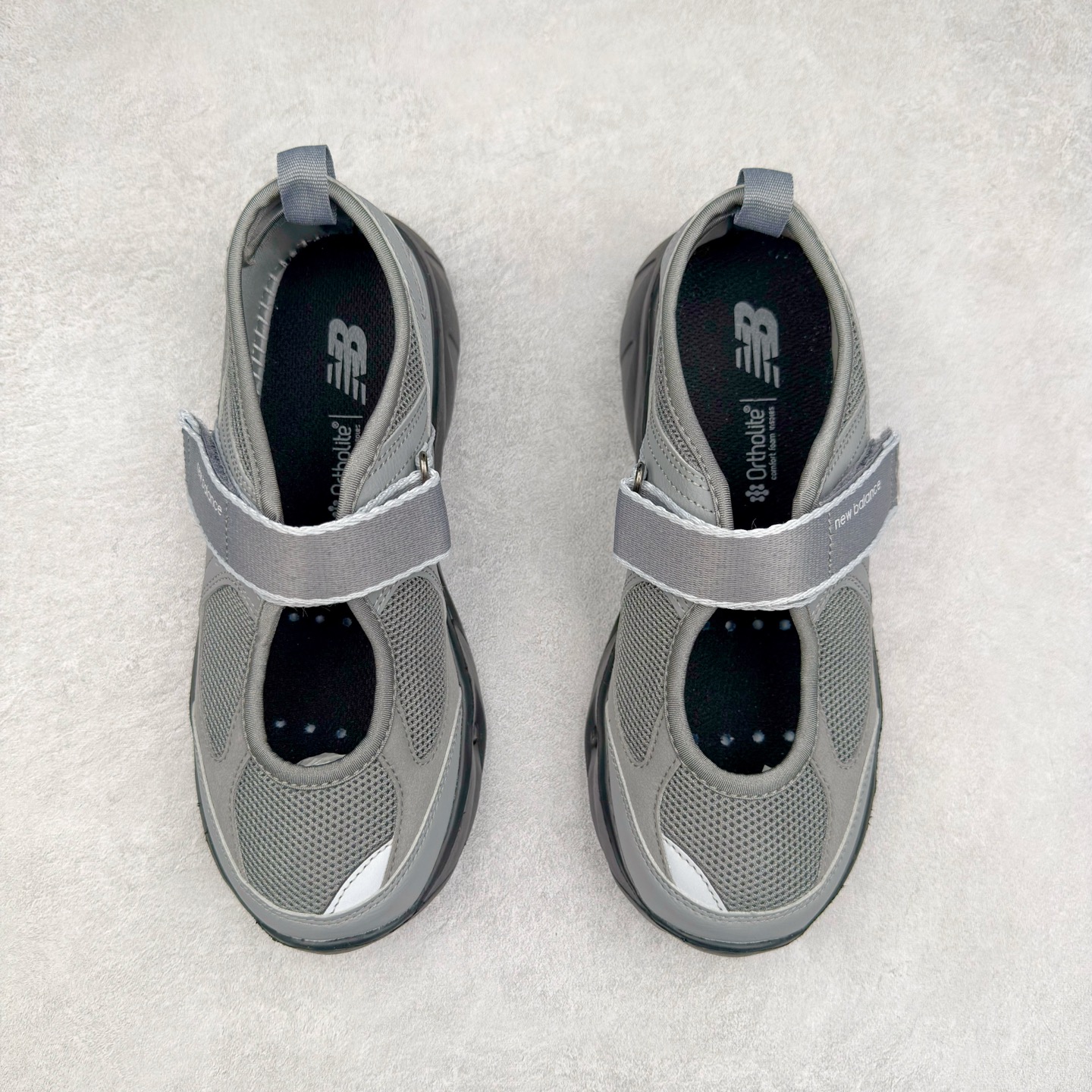 图片[2]-New Balance NB Breeze SD2202 舒适百搭 玛丽珍防滑耐磨低帮生活休闲鞋 随着潮流风向的转变，玛丽珍鞋赛道成为各大球鞋品牌竞相角逐的热门领域，这无疑为我们带来了更多样化的选择空间。这不，就在近日，New Balance 宣布将再度推出 New Balance BREEZE SD2202 鞋型的新配色。在鞋型方面，它有着标准的玛丽珍鞋外观，采用魔术贴取代了一般球鞋的鞋带系统，NB 的徽标也设置于此。鞋面正上方有大面积镂空设计，仔细观察，中底橡胶区域同样设有小孔，进一步增强了透气性。尺码：36 37 37.5 38 38.5 39 40-选品中心