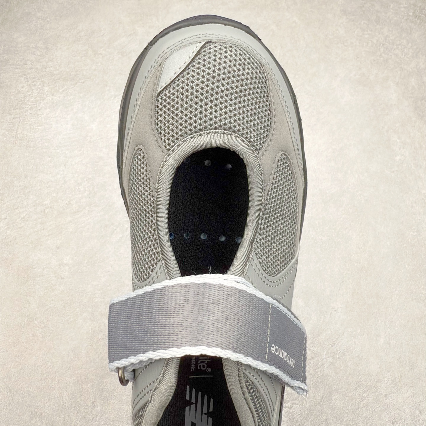 图片[4]-New Balance NB Breeze SD2202 舒适百搭 玛丽珍防滑耐磨低帮生活休闲鞋 随着潮流风向的转变，玛丽珍鞋赛道成为各大球鞋品牌竞相角逐的热门领域，这无疑为我们带来了更多样化的选择空间。这不，就在近日，New Balance 宣布将再度推出 New Balance BREEZE SD2202 鞋型的新配色。在鞋型方面，它有着标准的玛丽珍鞋外观，采用魔术贴取代了一般球鞋的鞋带系统，NB 的徽标也设置于此。鞋面正上方有大面积镂空设计，仔细观察，中底橡胶区域同样设有小孔，进一步增强了透气性。尺码：36 37 37.5 38 38.5 39 40-选品中心