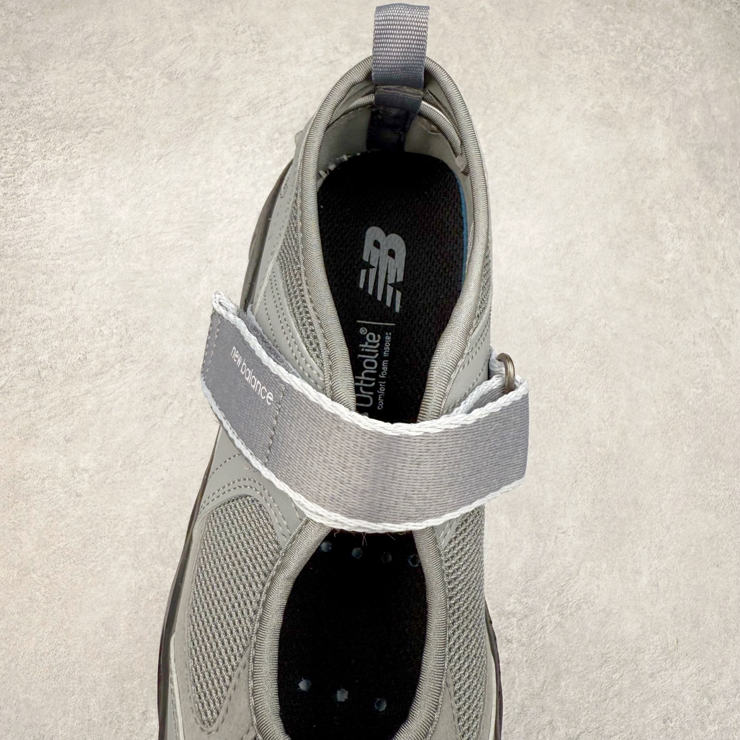 图片[5]-New Balance NB Breeze SD2202 舒适百搭 玛丽珍防滑耐磨低帮生活休闲鞋 随着潮流风向的转变，玛丽珍鞋赛道成为各大球鞋品牌竞相角逐的热门领域，这无疑为我们带来了更多样化的选择空间。这不，就在近日，New Balance 宣布将再度推出 New Balance BREEZE SD2202 鞋型的新配色。在鞋型方面，它有着标准的玛丽珍鞋外观，采用魔术贴取代了一般球鞋的鞋带系统，NB 的徽标也设置于此。鞋面正上方有大面积镂空设计，仔细观察，中底橡胶区域同样设有小孔，进一步增强了透气性。尺码：36 37 37.5 38 38.5 39 40-选品中心