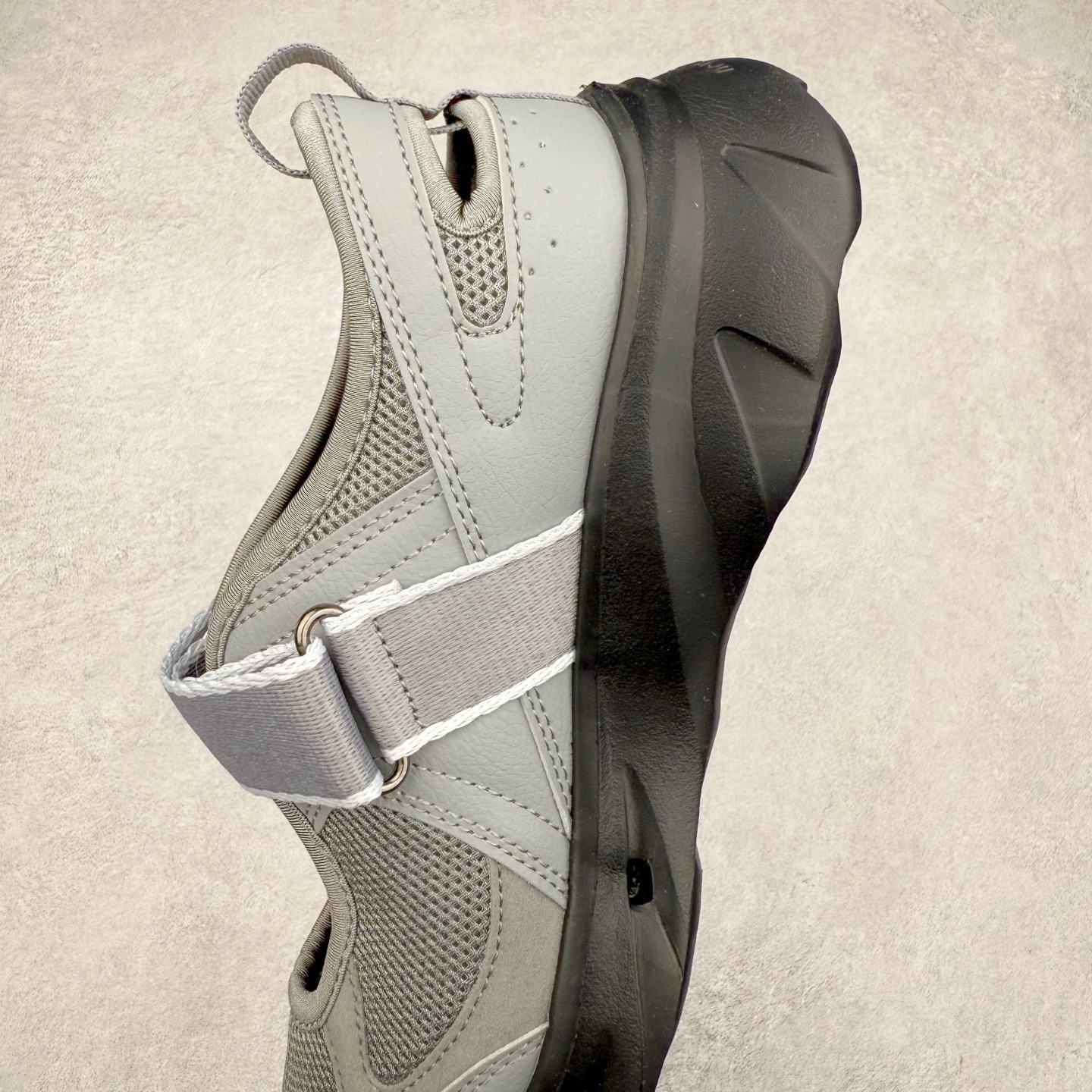 图片[7]-New Balance NB Breeze SD2202 舒适百搭 玛丽珍防滑耐磨低帮生活休闲鞋 随着潮流风向的转变，玛丽珍鞋赛道成为各大球鞋品牌竞相角逐的热门领域，这无疑为我们带来了更多样化的选择空间。这不，就在近日，New Balance 宣布将再度推出 New Balance BREEZE SD2202 鞋型的新配色。在鞋型方面，它有着标准的玛丽珍鞋外观，采用魔术贴取代了一般球鞋的鞋带系统，NB 的徽标也设置于此。鞋面正上方有大面积镂空设计，仔细观察，中底橡胶区域同样设有小孔，进一步增强了透气性。尺码：36 37 37.5 38 38.5 39 40-选品中心