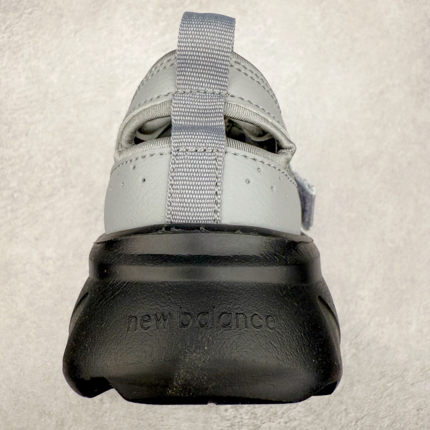 图片[8]-New Balance NB Breeze SD2202 舒适百搭 玛丽珍防滑耐磨低帮生活休闲鞋 随着潮流风向的转变，玛丽珍鞋赛道成为各大球鞋品牌竞相角逐的热门领域，这无疑为我们带来了更多样化的选择空间。这不，就在近日，New Balance 宣布将再度推出 New Balance BREEZE SD2202 鞋型的新配色。在鞋型方面，它有着标准的玛丽珍鞋外观，采用魔术贴取代了一般球鞋的鞋带系统，NB 的徽标也设置于此。鞋面正上方有大面积镂空设计，仔细观察，中底橡胶区域同样设有小孔，进一步增强了透气性。尺码：36 37 37.5 38 38.5 39 40-选品中心