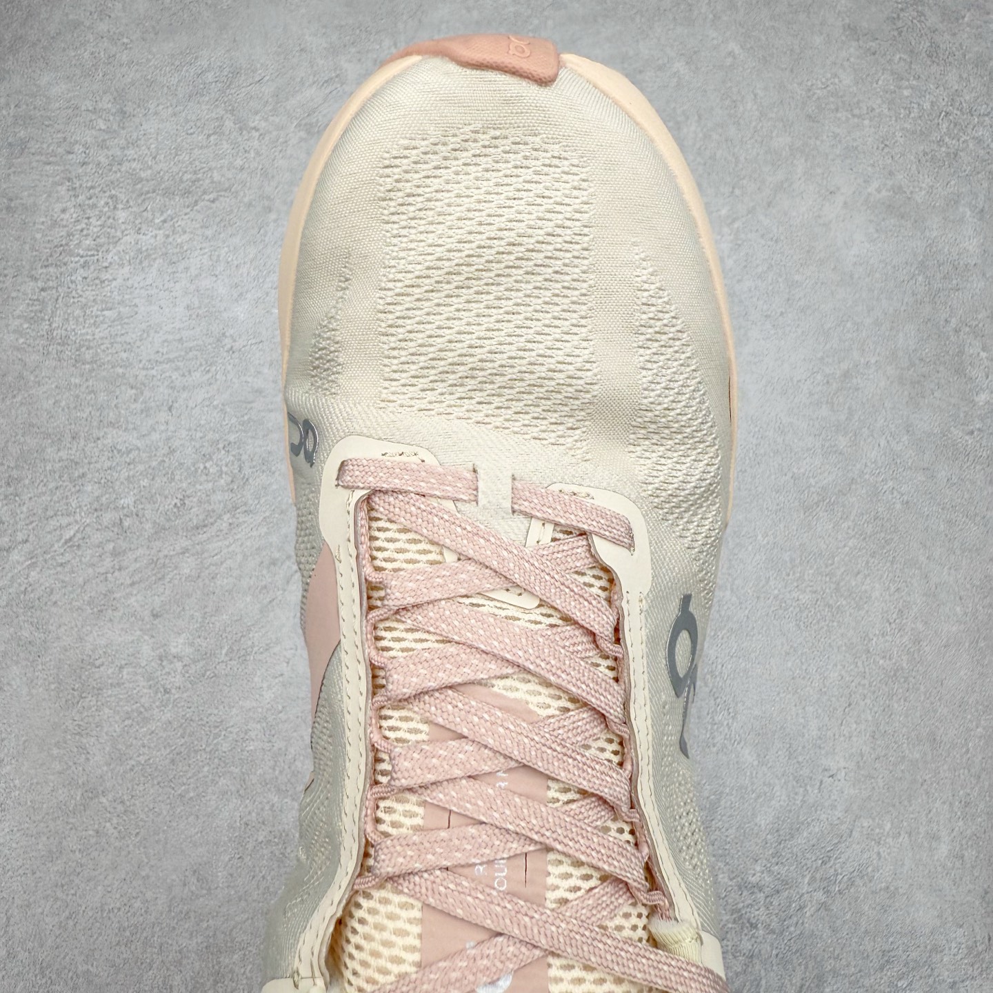 图片[4]-On昂跑 Cloudsurfer Next Wolf Honeydew 柔软舒适防滑耐磨低帮休闲跑步鞋 昂跑运动品牌 开创于2010年 缓震着陆、强效回弹、轻柔质感的设计构思始终是ON研制关键 与此同时基于“为全球提供革新性的跑步感受”信念 陆续推出了多款跑鞋及其以专业运动人体跑步工程学为设计关键的功能性跑步服饰设备 让跑者不费力气地畅快畅跑 尺码：36 36.5 37.5 38 38.5 39 40 40.5 41 42 42.5 43 44 44.5 45-选品中心