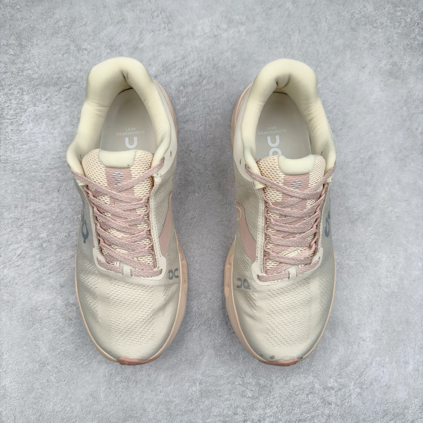 图片[2]-On昂跑 Cloudsurfer Next Wolf Honeydew 柔软舒适防滑耐磨低帮休闲跑步鞋 昂跑运动品牌 开创于2010年 缓震着陆、强效回弹、轻柔质感的设计构思始终是ON研制关键 与此同时基于“为全球提供革新性的跑步感受”信念 陆续推出了多款跑鞋及其以专业运动人体跑步工程学为设计关键的功能性跑步服饰设备 让跑者不费力气地畅快畅跑 尺码：36 36.5 37.5 38 38.5 39 40 40.5 41 42 42.5 43 44 44.5 45-选品中心