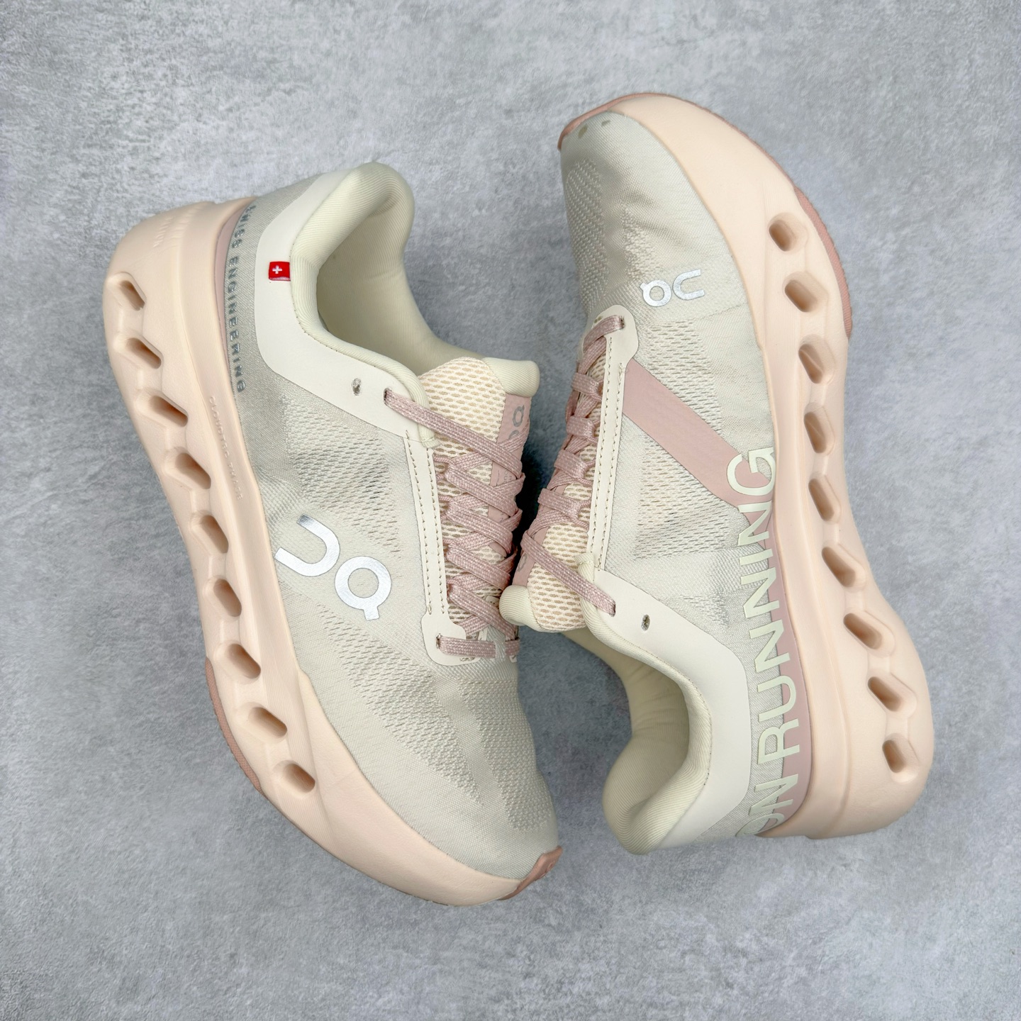 图片[3]-On昂跑 Cloudsurfer Next Wolf Honeydew 柔软舒适防滑耐磨低帮休闲跑步鞋 昂跑运动品牌 开创于2010年 缓震着陆、强效回弹、轻柔质感的设计构思始终是ON研制关键 与此同时基于“为全球提供革新性的跑步感受”信念 陆续推出了多款跑鞋及其以专业运动人体跑步工程学为设计关键的功能性跑步服饰设备 让跑者不费力气地畅快畅跑 尺码：36 36.5 37.5 38 38.5 39 40 40.5 41 42 42.5 43 44 44.5 45-选品中心