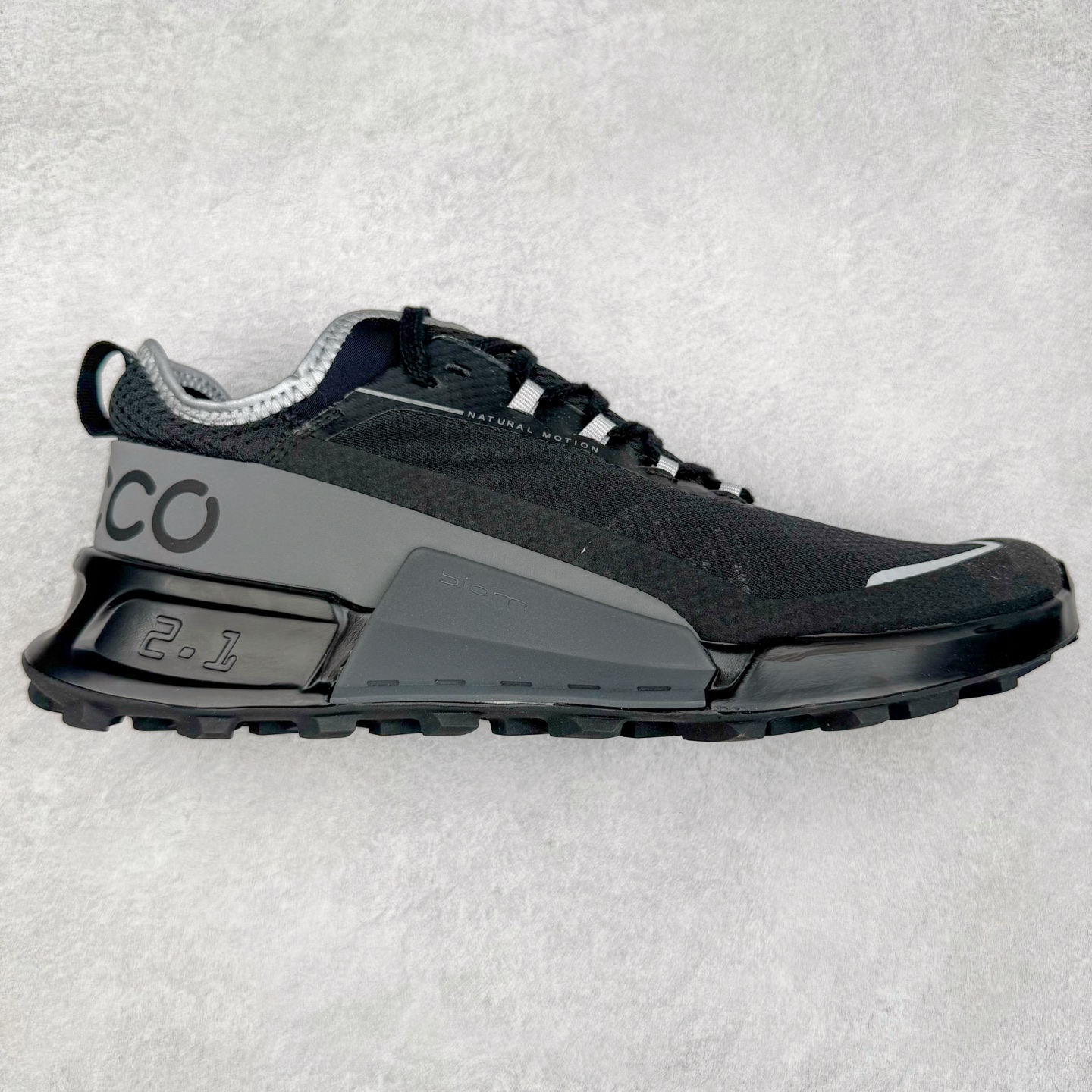 ECCO爱步男款运动鞋 真皮透气休闲防滑跑步鞋 健步BIOMC大经典 直接注塑工艺 稳固舒适 强效缓震与能量回弹 增加运动时的稳定与舒适 牛皮鞋面,纹理自然,柔韧耐穿 PU中底,带来轻盈舒适的上脚感受 橡胶大底,抓地力强,具有良好的耐磨性 都市探索 步履悠然 尺码:39 40 41 42 43 44( 正常码)-选品中心