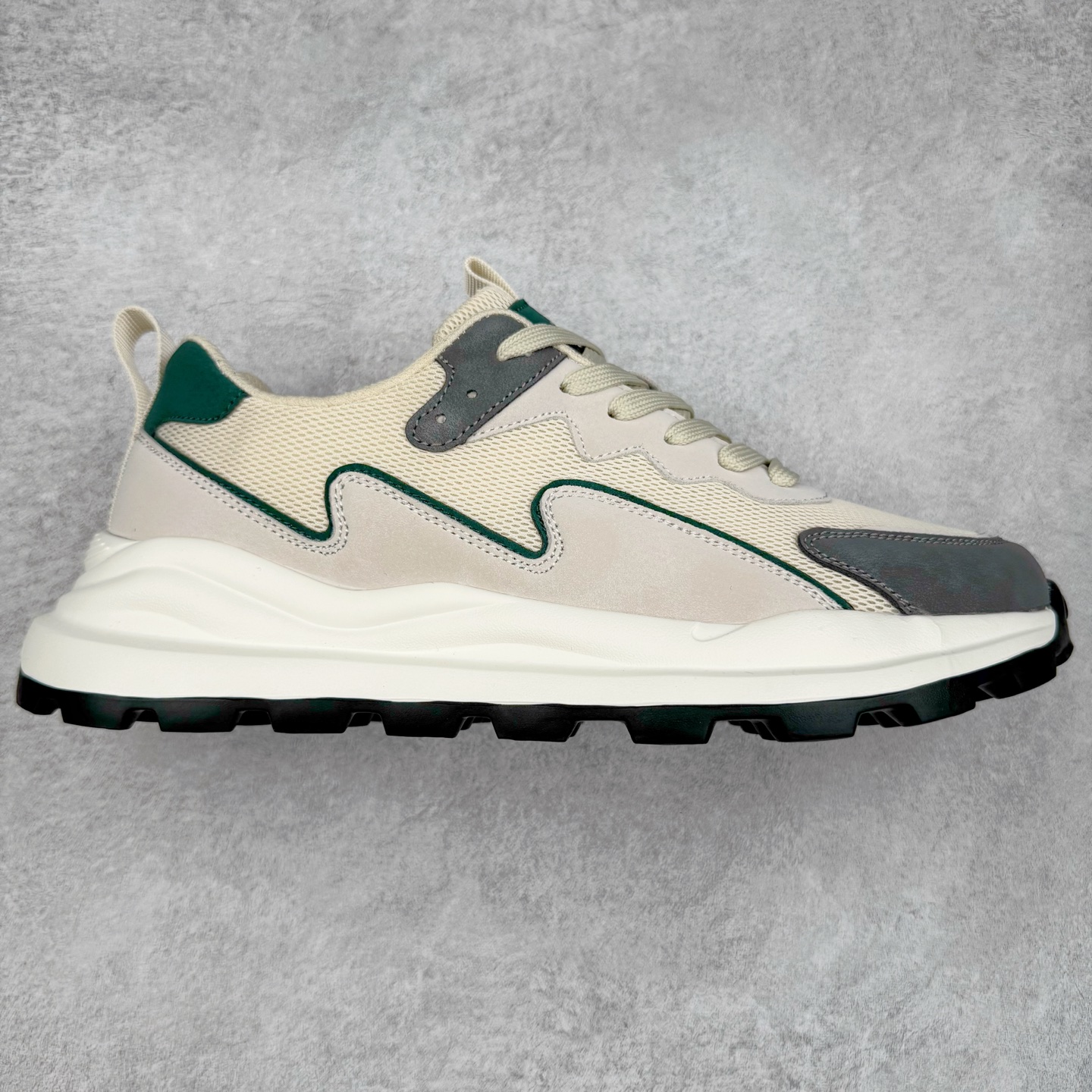 ECCO爱步男士运动休闲鞋厚底阿甘鞋复古跑步鞋华夫鞋 舒适质感鞋面 细腻柔和纹理自然,搭配潮流设计,舒适清爽透气 加厚后跟设计,美观时尚 柔软弹力 舒适透气内里 采用柔软材质,细腻亲肤不磨脚,柔和脚感体验 防滑弹力鞋底 轻质止滑鞋底,搭配立体底纹,稳固抓地 时尚生活 敢于不同 刷新未知 潮人一步的出色外形 尺码:39 40 41 42 43 44(运动码)-选品中心