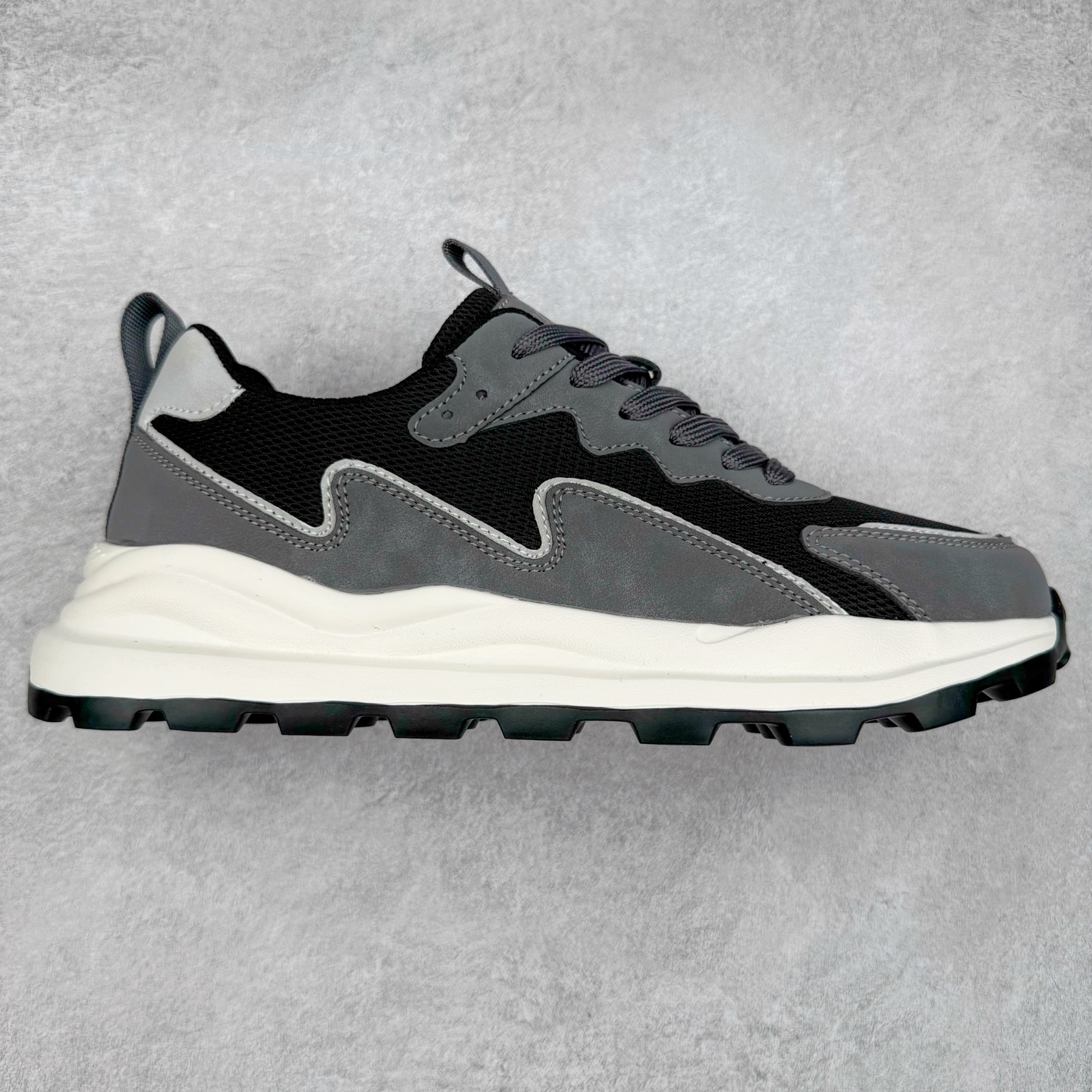 ECCO爱步男士运动休闲鞋厚底阿甘鞋复古跑步鞋华夫鞋 舒适质感鞋面 细腻柔和纹理自然，搭配潮流设计，舒适清爽透气 加厚后跟设计，美观时尚 柔软弹力 舒适透气内里 采用柔软材质，细腻亲肤不磨脚，柔和脚感体验 防滑弹力鞋底 轻质止滑鞋底，搭配立体底纹，稳固抓地 时尚生活 敢于不同 刷新未知 潮人一步的出色外形 尺码：39 40 41 42 43 44（运动码）-选品中心