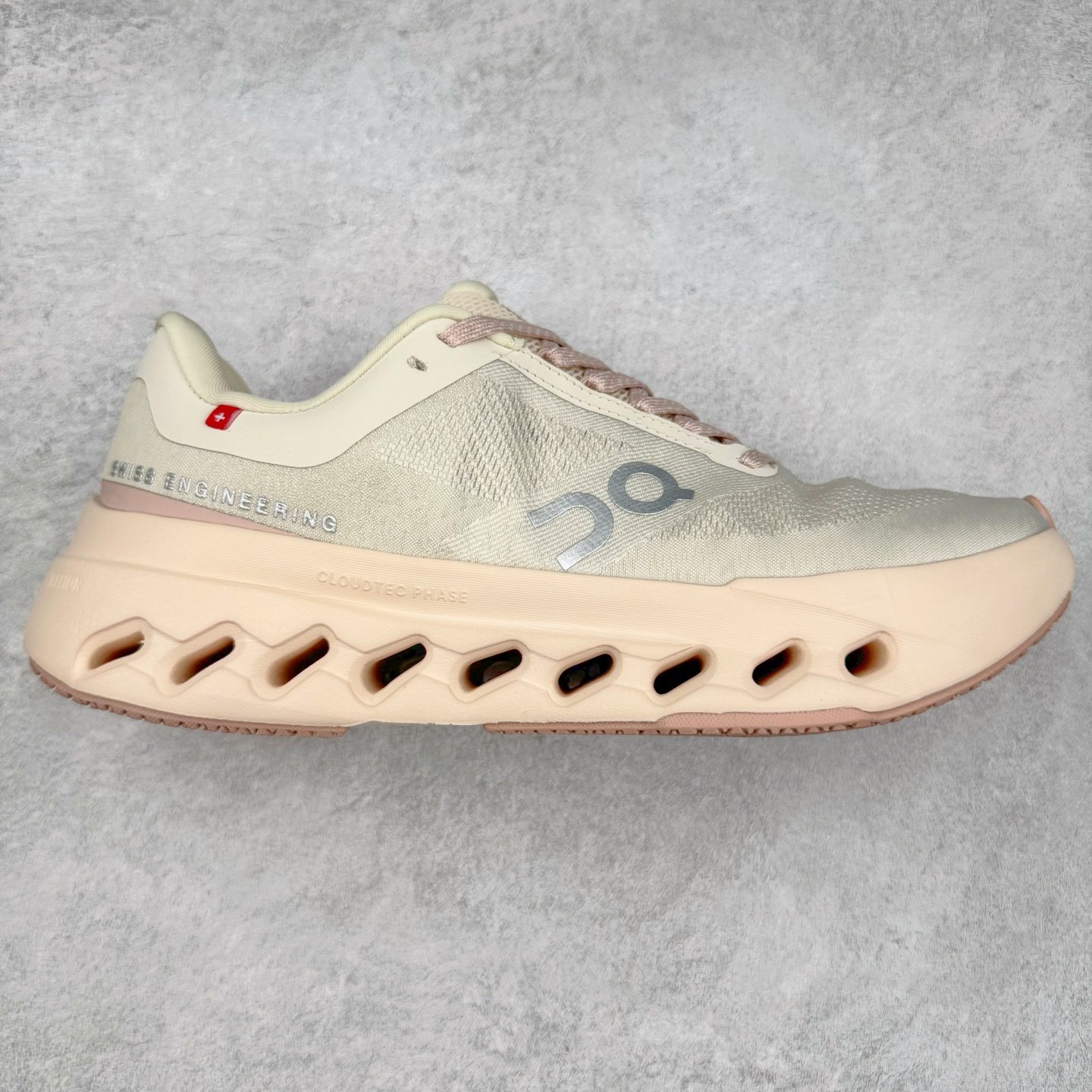 On昂跑 Cloudsurfer Next Wolf Honeydew 柔软舒适防滑耐磨低帮休闲跑步鞋 昂跑运动品牌 开创于2010年 缓震着陆、强效回弹、轻柔质感的设计构思始终是ON研制关键 与此同时基于“为全球提供革新性的跑步感受”信念 陆续推出了多款跑鞋及其以专业运动人体跑步工程学为设计关键的功能性跑步服饰设备 让跑者不费力气地畅快畅跑 尺码：36 36.5 37.5 38 38.5 39 40 40.5 41 42 42.5 43 44 44.5 45-选品中心