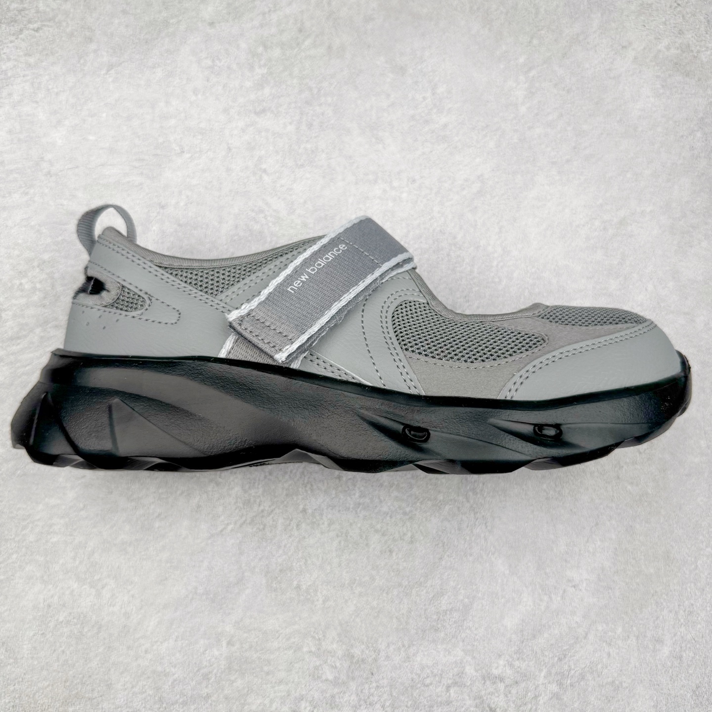 New Balance NB Breeze SD2202 舒适百搭 玛丽珍防滑耐磨低帮生活休闲鞋 随着潮流风向的转变，玛丽珍鞋赛道成为各大球鞋品牌竞相角逐的热门领域，这无疑为我们带来了更多样化的选择空间。这不，就在近日，New Balance 宣布将再度推出 New Balance BREEZE SD2202 鞋型的新配色。在鞋型方面，它有着标准的玛丽珍鞋外观，采用魔术贴取代了一般球鞋的鞋带系统，NB 的徽标也设置于此。鞋面正上方有大面积镂空设计，仔细观察，中底橡胶区域同样设有小孔，进一步增强了透气性。尺码：36 37 37.5 38 38.5 39 40-选品中心