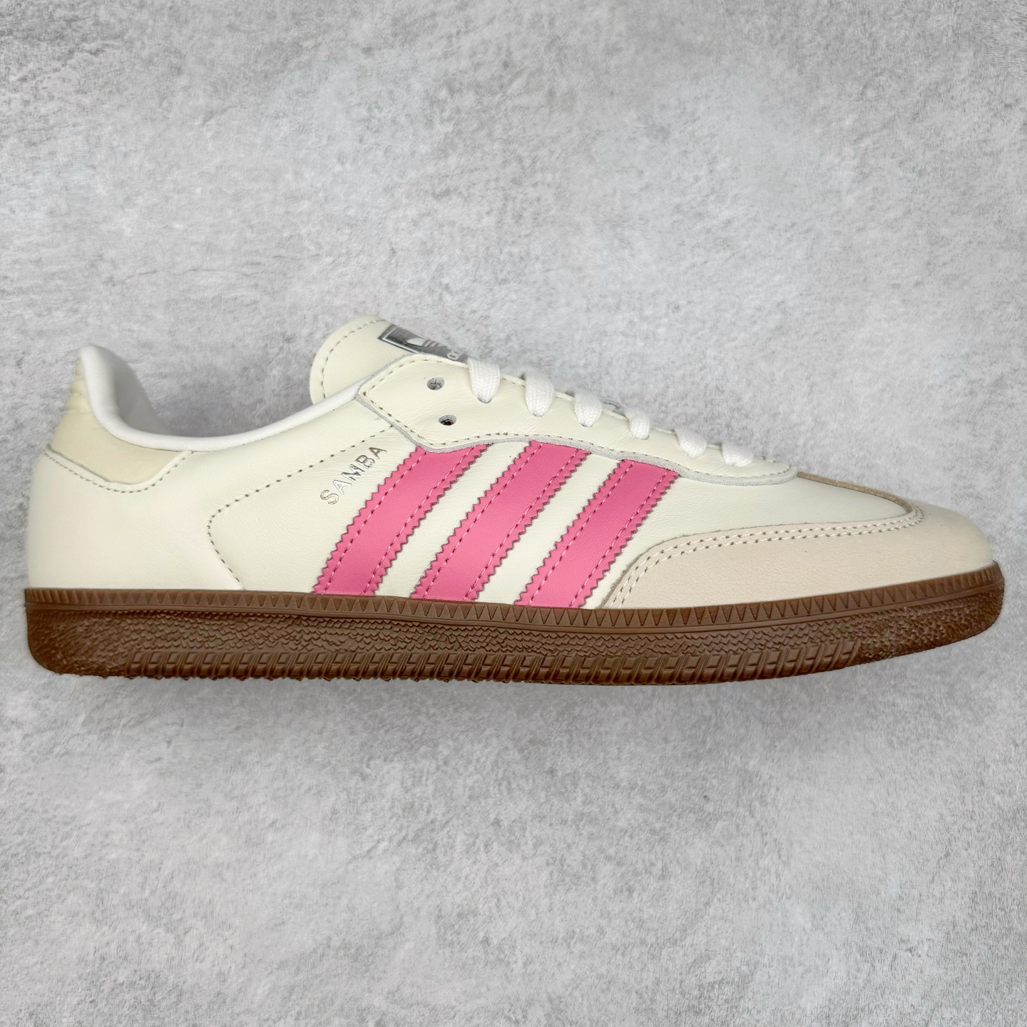 AD Original Samba OG 复古经典轻便板鞋 IG1962 这款桑巴鞋展示了高质量的工艺 带有装饰的超锁缝制和无缝的手感 柔软、柔软的皮革造型和标志性的3条纹完成了精致的外观 正规合身鞋带 鞋面上有绒面鞋垫 橡胶鞋底 享受正畸套筒软感 自50年代首次亮相以来就一直在赢得粉丝的青睐 尺码：36 36.5 37.5 38 38.5 39 40 40.5 41 42 42.5 43 44 44.5 45-选品中心