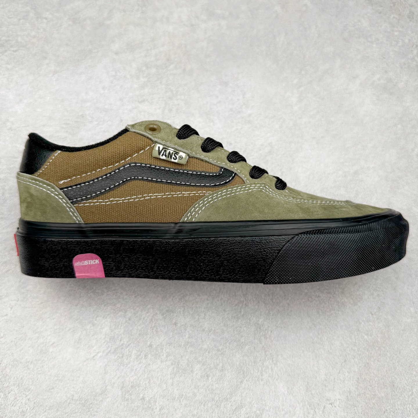 Vans Skate Rowan Pro 黑绿 经典百搭 轻便舒适专业滑板鞋 鞋底处的小心机脚能很好的释放脚底压力 货号：VN0A5JICBIQ 尺码：35 36 36.5 37 38 38.5 39 40 40.5 41 42 42.5 43 44 工艺：硫化1：1（重量1：1、真标、原钢印、材质标、鞋型标、合格证）-选品中心