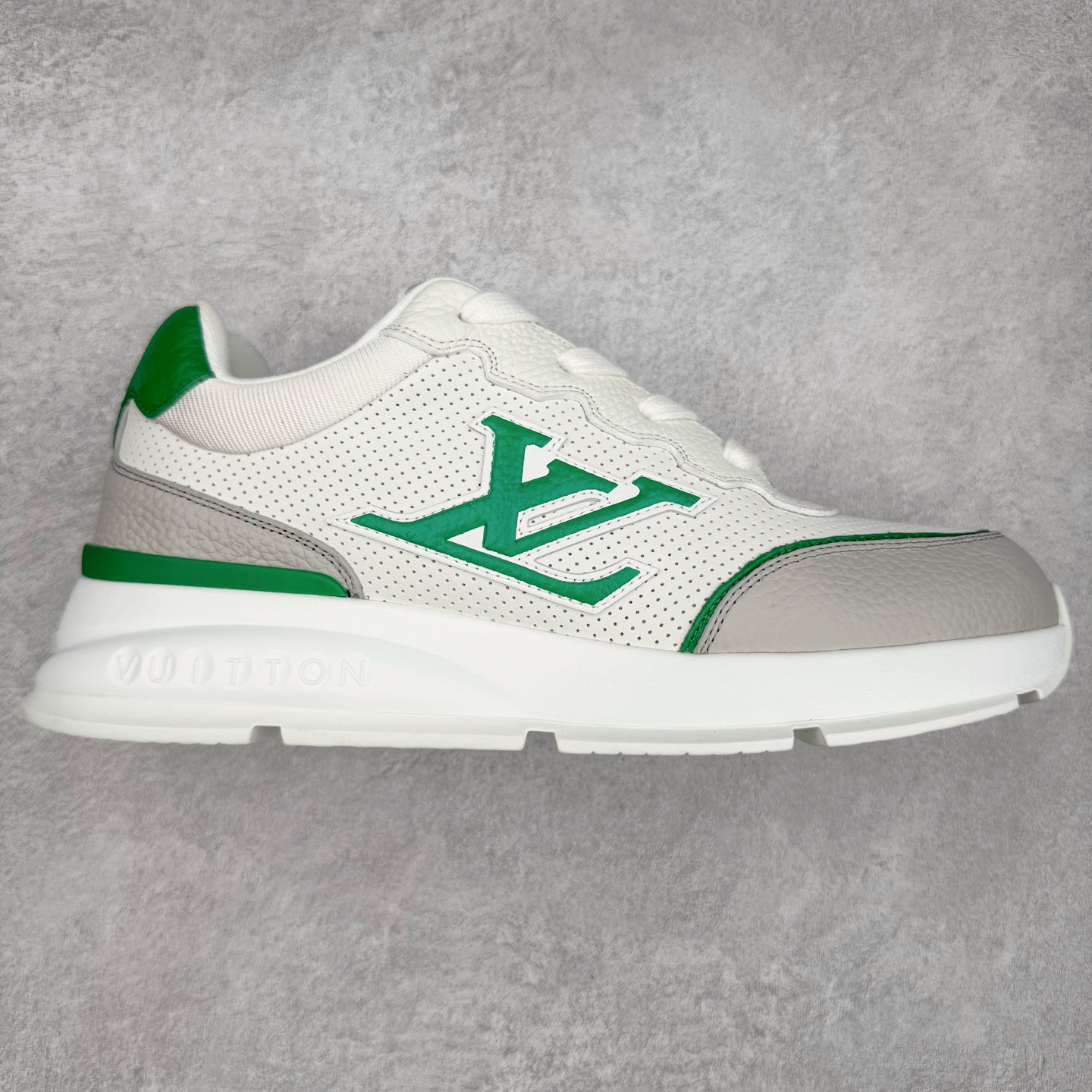 LOUIS VUITTON 2025 秋冬男士系列 Classic 牛皮革 圆头系带 低帮 生活休闲鞋 男女款 原版开发 市面唯一正确版本 原版购入开发 欢迎对比 这款Classic 运动鞋于 2025 秋冬男士系列初次亮相 以光滑牛皮革塑造考究设计 可轻松融入各式造型 瞩目 LV 字母标注鞋侧 轻盈橡胶外底点缀 Vuitton 标识 材料使用原版定制进口头层牛皮 内里使用原版进口透气网里 原版开模橡胶发泡材质大底 内增高4CM 尺码：39 40 41 42 43 44 45-选品中心