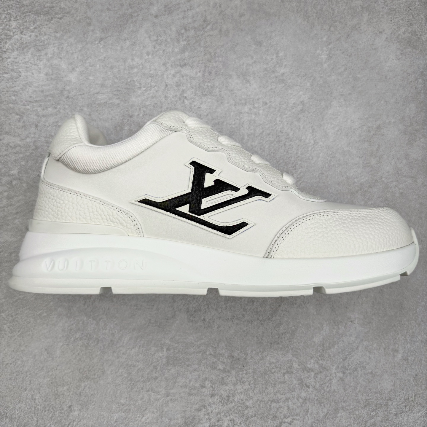 LOUIS VUITTON 2025 秋冬男士系列 Classic 牛皮革 圆头系带 低帮 生活休闲鞋 男女款 原版开发 市面唯一正确版本 原版购入开发 欢迎对比 这款Classic 运动鞋于 2025 秋冬男士系列初次亮相 以光滑牛皮革塑造考究设计 可轻松融入各式造型 瞩目 LV 字母标注鞋侧 轻盈橡胶外底点缀 Vuitton 标识 材料使用原版定制进口头层牛皮 内里使用原版进口透气网里 原版开模橡胶发泡材质大底 内增高4CM 尺码：39 40 41 42 43 44 45-选品中心