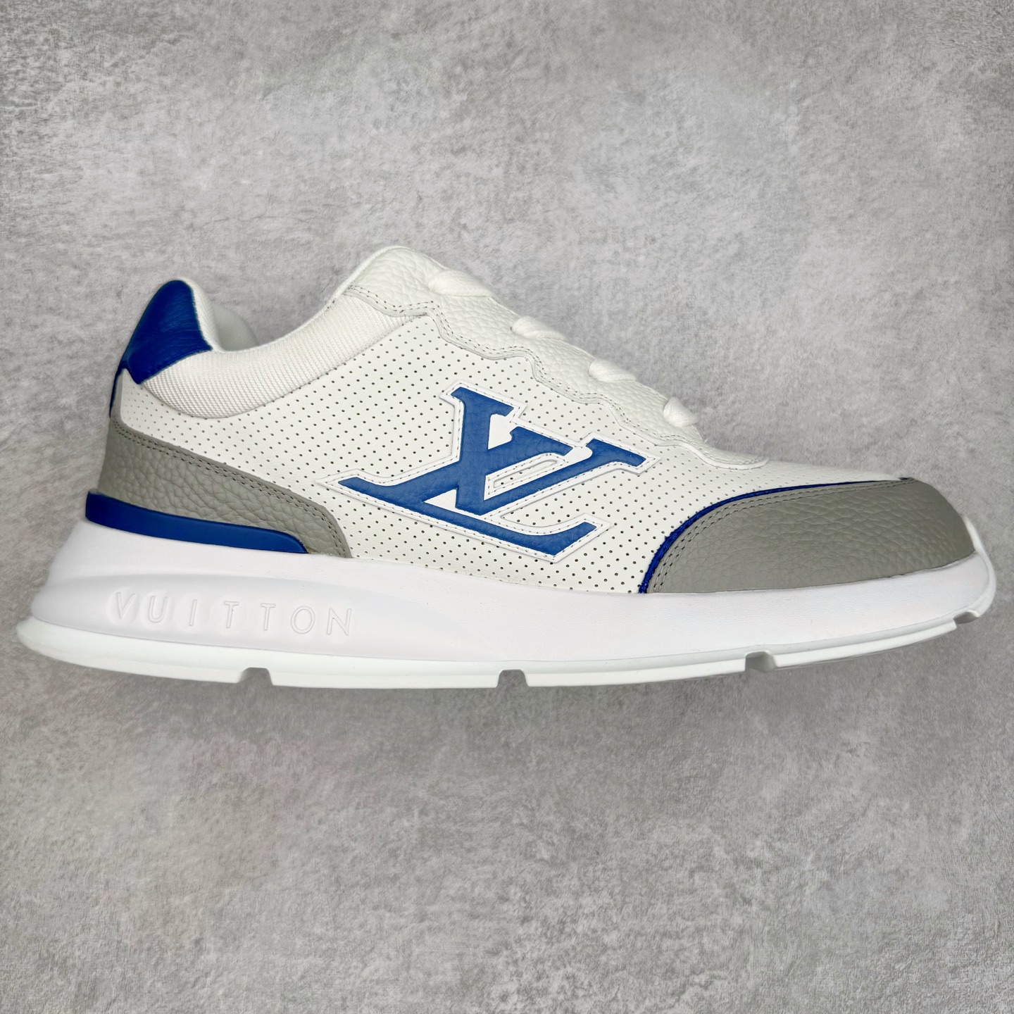 LOUIS VUITTON 2025 秋冬男士系列 Classic 牛皮革 圆头系带 低帮 生活休闲鞋 男女款 原版开发 市面唯一正确版本 原版购入开发 欢迎对比 这款Classic 运动鞋于 2025 秋冬男士系列初次亮相 以光滑牛皮革塑造考究设计 可轻松融入各式造型 瞩目 LV 字母标注鞋侧 轻盈橡胶外底点缀 Vuitton 标识 材料使用原版定制进口头层牛皮 内里使用原版进口透气网里 原版开模橡胶发泡材质大底 内增高4CM 尺码：39 40 41 42 43 44 45-选品中心