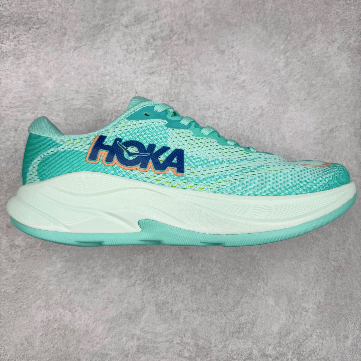 HOKA ONE ONE RINCON 4 舒适防滑耐磨低帮休闲跑步鞋 Rincon 4 是一款日常训练用的跑步鞋，踩上去的感觉很结实。它适合中短距离跑步，但如果您习惯于稍硬的感觉，也可以用于长距离跑步。但它的速度不够快，不能作为速度训练鞋，也不够柔软，不能作为恢复训练鞋，日常里程跑才是它的优势所在。如果您想尝试 Hoka 跑鞋，又想享受极具竞争力的价格，那就试试这款鞋吧。尺码：36 36.5 37.5 38 38.5 39 40 40.5 41 42 42.5 43 44 44.5 45-选品中心