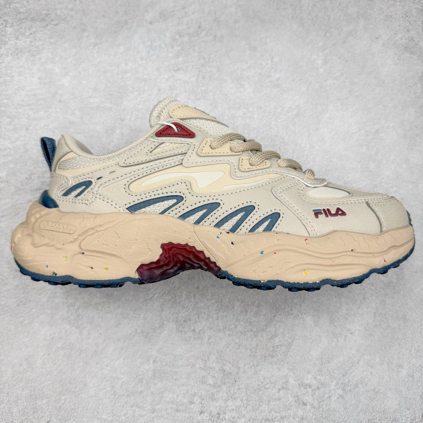 FILA FUSION Fluid 斐乐摩登潮牌防滑耐磨轻便运动鞋 FUSION 系列传承了 FILA 的百年基因，融入年轻运动及潮流文化，成为引领变革、创新突破的一代。以“1+N” 的跨界合作模式重现经典的同时创造经典。带来最出其不意的跨界合作惊喜。同时，FILAFUSION把FILA 的 DNA 融入到定制体验里，你可以随心制造厲于你的产品。FILA FUSION 的鞋家族涵盖了老爹鞋、跑步鞋、网球鞋、季节款。风格复古新潮，满足了时尚人士出行及各类运动的搭配需求，成为当下年轻人筷拥的鞋类品牌之一。FILA FUSION 走进年轻人的世界，通过年轻人运动，街舞，滑板，篮球，展现 FILA FUSION 的潮流态度和年轻文化。FILA FUSION 认为末来属于引领变革、创新突破的年轻一代，让我们一起构成 FILA 未来的蓝图吧！尺码：35.5 36 36.5 37.5 38 38.5 39 40 40.5 41 42 42.5 43 44 44.5 45 45.5-选品中心