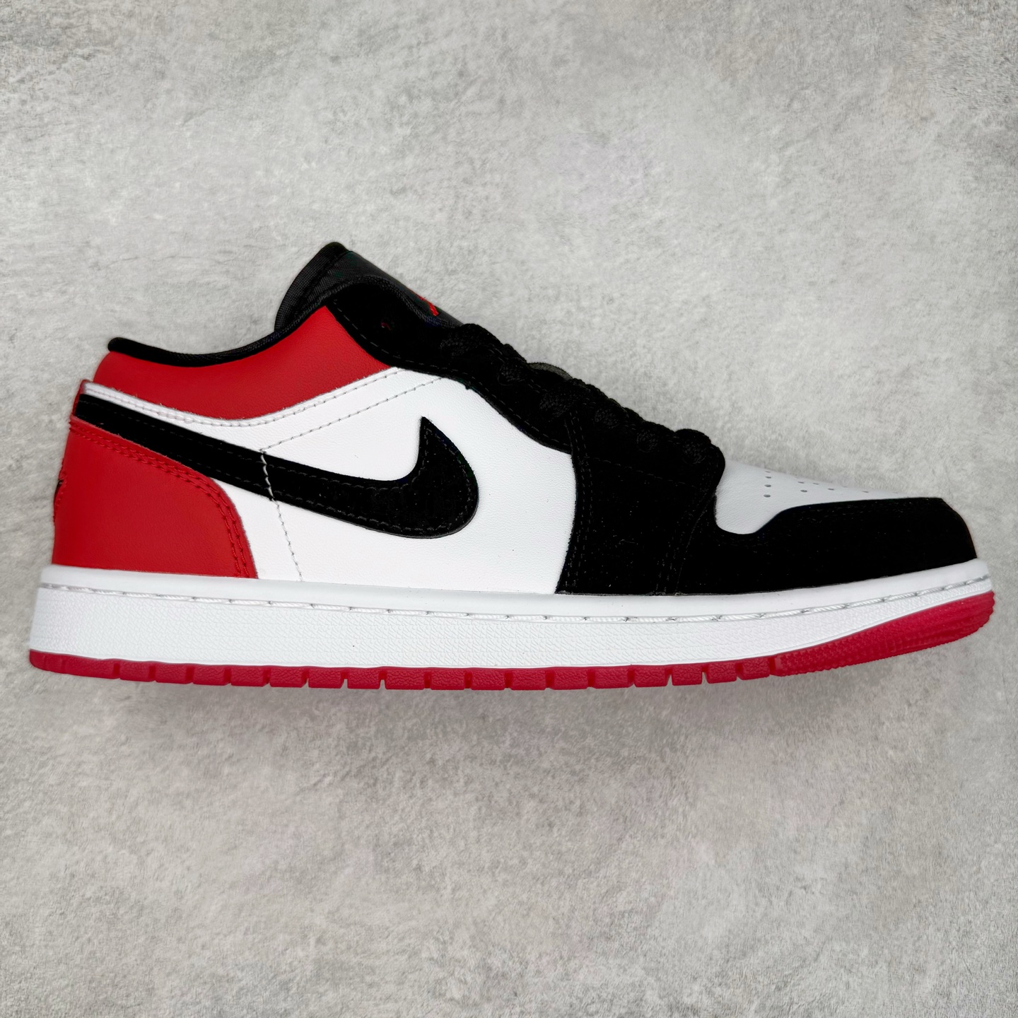＃DT纯原 Air Jordan AJ1 Low 低帮 黑红黑脚趾 IB8971-106 终端优势供应 市面中低帮最具代表性版本没有之一 口碑大厂出品 品控大底版型不断改良更新 全套原纸板楦头开发 确保原汁原味 完美呈现版型 完美零毛边处理 原厂内置全掌气垫 价格定位良心 平台专用代工流水线出品 一眼公司既视感 拿到手的一瞬间就与众不同 碾压市面所有版本 全部原鞋开发 每一个配色都会采购原鞋确认细节 打破市面看图做货无好货之说 尺码：35.5 36 36.5 37.5 38 38.5 39 40 40.5 41 42 42.5 43 44 44.5 45 46-选品中心