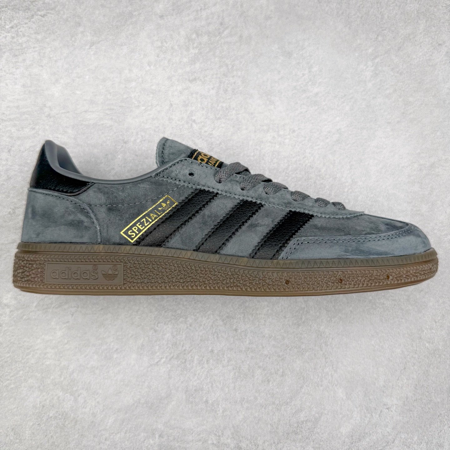 AD Originals Handball SPZL 手球运动员系列百搭休闲运动板鞋 GY9420 这款来自阿迪达斯的这款HANDBALL SPZL前身是一双手球运动鞋，这一次拿来复刻，所以鞋面的主要色彩选用了黑色， 鞋面外侧除了Spezial字母之外还有三叶草标志。Handball SPZL作为复古手球训练鞋与作为室内足球鞋的Samba有着异曲同工之处，但是质感更为出众的鞋身以及丰富的配色选择比起Samba来讲可以说是更胜一筹了！尺码：36 36⅔ 37⅓ 38 38⅔ 39⅓ 40 40⅔ 41⅓ 42 42⅔ 43⅓ 44 45-选品中心