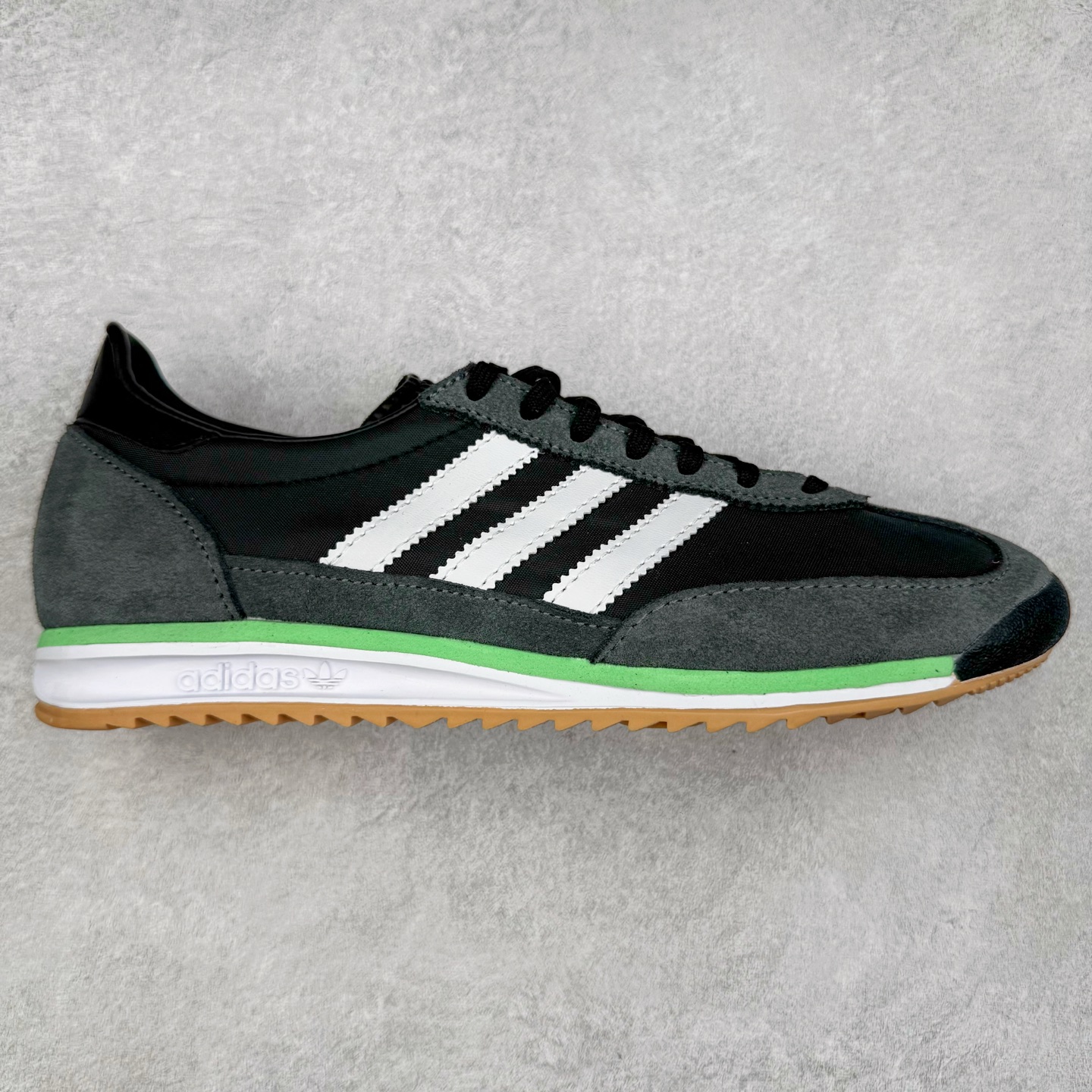 ＃HP纯原 AD Wmns SL72 OG 系列德训足球风百搭低帮休闲运动板鞋 JH7390 采用高弹EVA+MODEL+RB三层组合底 区别市面RB一体大底 三层组合鞋底重量与原鞋一致 Originals 将有「T 头鞋」造型的诞生于 1972 年的 SL72 鞋款复刻带回 各位买鞋又有新选择了 1972 年 SL72 问世后 引领了后来阿迪达斯的跑鞋发展方向 其中「SL」代表了 Super Light 彰显了产品轻便的特性 1972 年 SL72 问世后 引领了后来阿迪达斯的跑鞋发展方向 其中「SL」代表了 Super Light 彰显了产品轻便的特性 这次 Originals 延续其轻质经典的基因 带来男女两款 SL72 男生款带来 SL72 RS 鞋型 RS 意为 Reshaped（重塑）鞋款在保留了经典的外观基础上 在尼龙材质里增加了填充物 使鞋型更加挺立和饱满 鞋头则更加圆润 鞋底的 EVA 材质则增加了鞋款的高度 女生款则带来 SL72 OG W 鞋型 OG 顾名思义则是致敬经典款式 相较于 RS（Reshaped）鞋款 鞋身更加纤细 其整体鞋身轮廓、线条、细节、材质上尊崇 70 年代 SL72 的设计 还原经典味道 尺码：36 36⅔ 37⅓ 38 38⅔ 39⅓ 40 40⅔ 41⅓ 42 42⅔ 43⅓ 44 44⅔ 45-选品中心