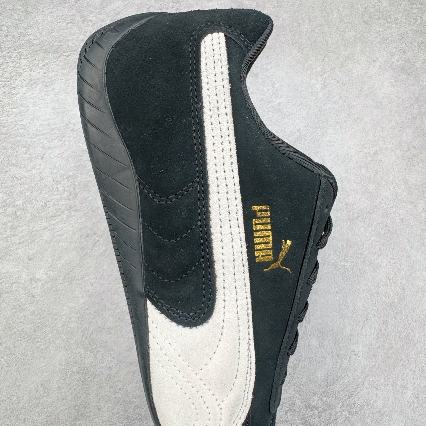 图片[6]-＃CS纯原 PUMA Speedca OG 彪马极速赛车系列低帮德训风拼接复古百搭休闲运动赛车鞋 鞋款从80、90年代赛车手所穿的防火赛车鞋为原型，鞋身线条模仿了赛车的流线廓形，体现了空气动力学原理的结构。简约流畅的外观，恰好又和贯穿其中的Formstrip Logo融合恰到好处，视觉上细节丰富且协调。本次Speedcat OG鞋款归来，最大看点自然式保留了窄版鞋型以及薄底构造。这两年各品牌鞋底越做越厚，Speedcat反其道而行之，上脚几乎无鞋底的效果带来耳目一新的视觉体验。鞋面依旧是以质感细腻的麂皮材质打造，并且大面积近乎全包裹的使用，复古味道也愈发浓烈。配色上更是将最原始的黑色和红色带回，向F1赛车队的标志性队服致敬。相信让各位一眼种草的更多是出挑的大红色，上脚即可瞬间点亮整体造型，在以球鞋为核心的OOTD中脱颖而出。而另一款黑色则是低调的万金油，彰显新潮个性的同时又不喧宾夺主，也是热爱简约系穿搭朋友的首选。 尺码：36 37 37.5 38 38.5 39 40 40.5 41 42 42.5 43 44 44.5 45 46-选品中心